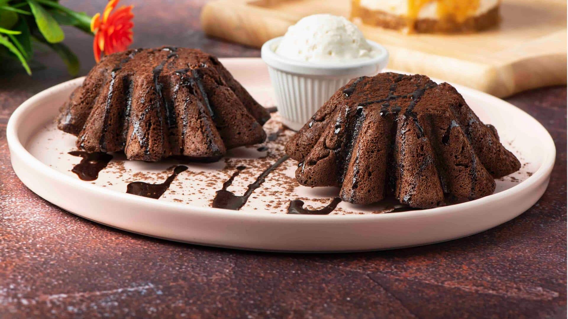 रेस्टोरेंट जैसा चॉकलेट लावा केक घर पर बनाना है आसान, जानिए पूरी रेसिपी