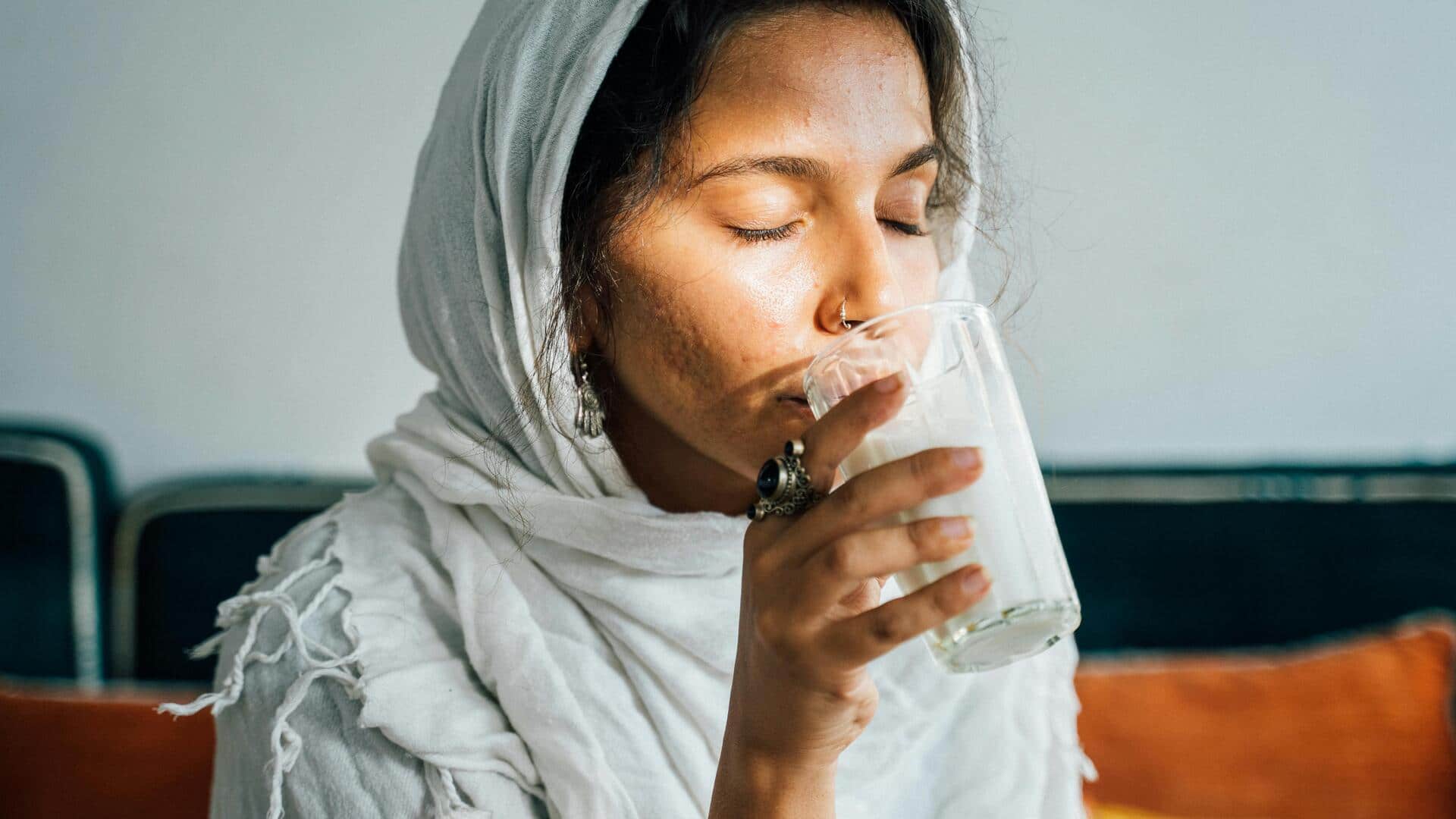 क्या दूध पीने से त्वचा पर आता है निखार? जानें क्या है इस बात की सच्चाई क्या दूध पीने से त्वचा पर आता है निखार? जानें क्या है इस बात की सच्चाई
