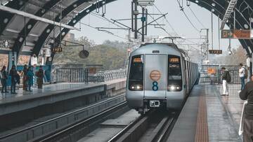 दिल्ली मेट्रो में वीडियो और रील्स बनाने पर प्रतिबंध, DMRC ने फिर जारी की अपील