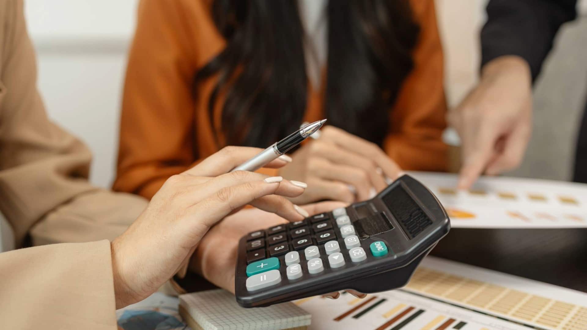 बैंक कैसे तय करते हैं लोन की ब्याज दर? ऐसे करा सकते हैं कम