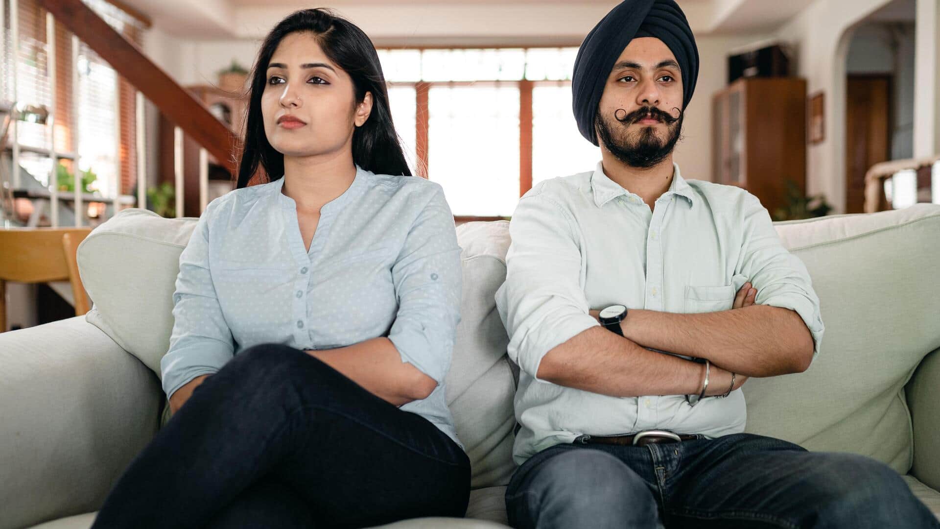 रोजाना हो जाती है आपस में बहस? लड़ने का कारण बन सकती हैं ये 5 गलतियां