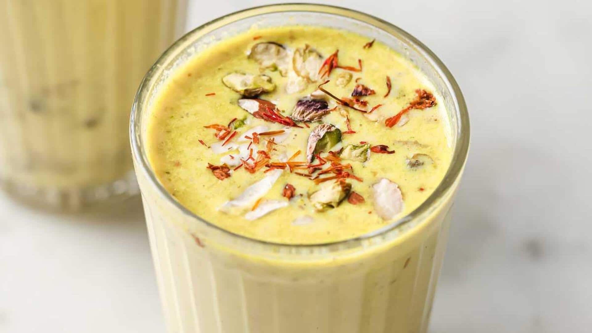 मानसून के ठंडे मौसम में बनाकर पिएं मसाला दूध, मिलेगी गर्माहट और भरपूर पोषण 