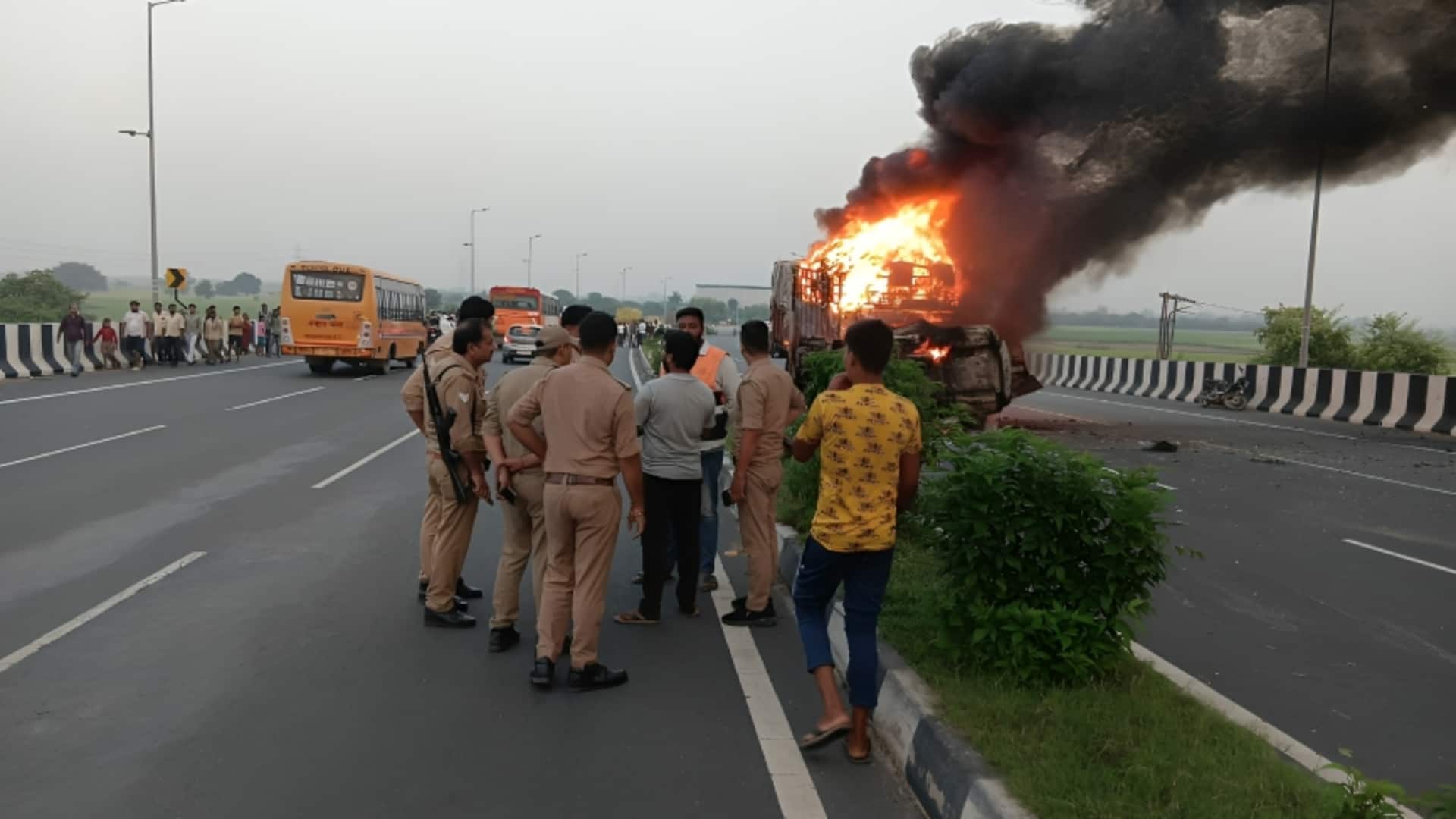 उत्तर प्रदेश के अलीगढ़ में कार और ट्रक की टक्कर, कार सवार 5 लोग जिंदा जले उत्तर प्रदेश के अलीगढ़ में कार और ट्रक की टक्कर, कार सवार 5 लोग जिंदा जले