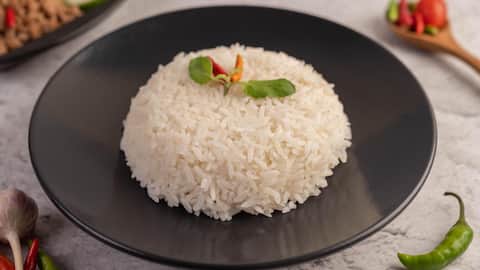 सफेद चावल खाने से मिलेंगे कई शारीरिक फायदे, पाचन में भी करता है मदद 