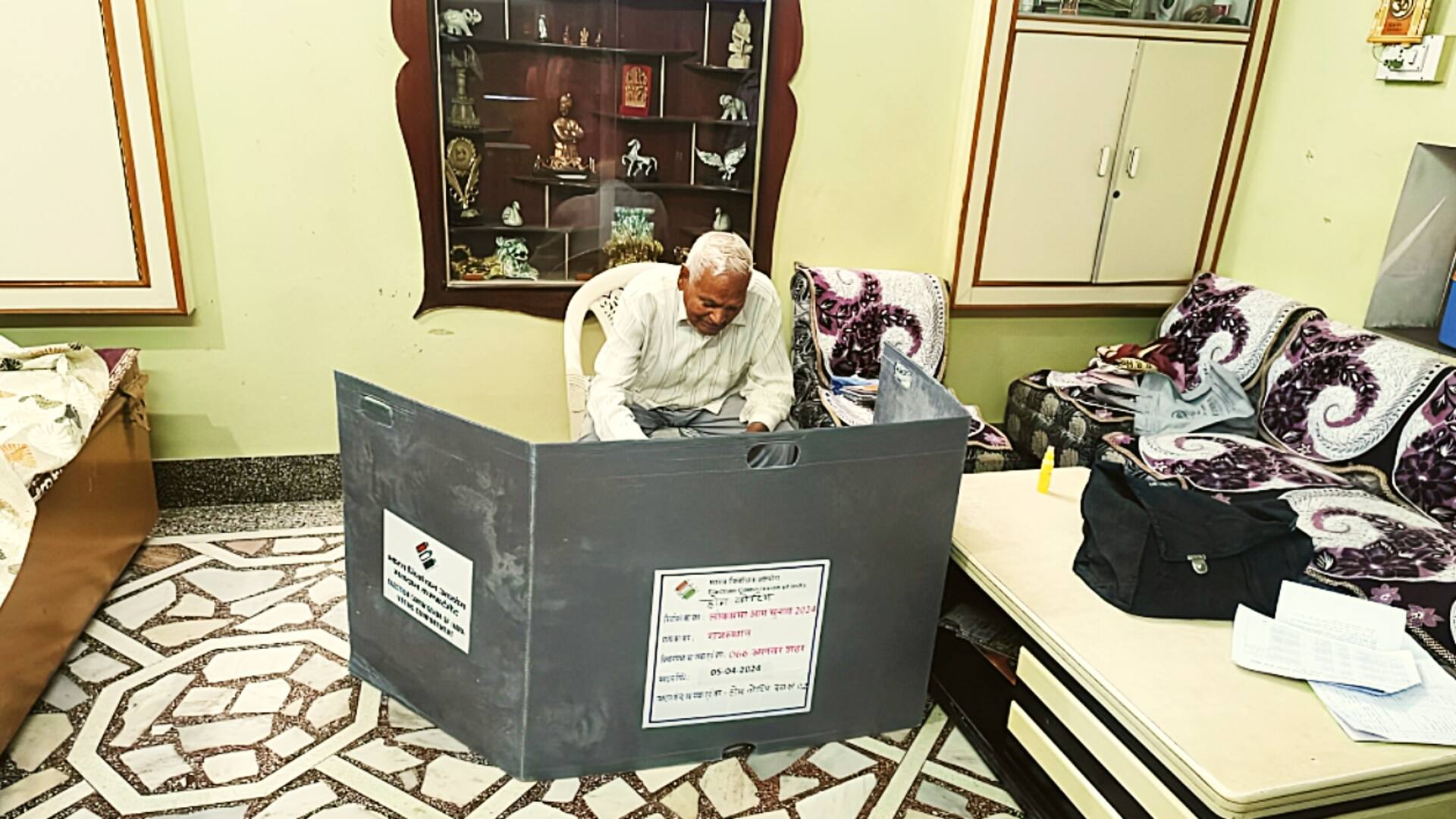 लोकसभा चुनाव: राजस्थान में घर से मतदान शुरू, बुजुर्गों ने किया मतदान