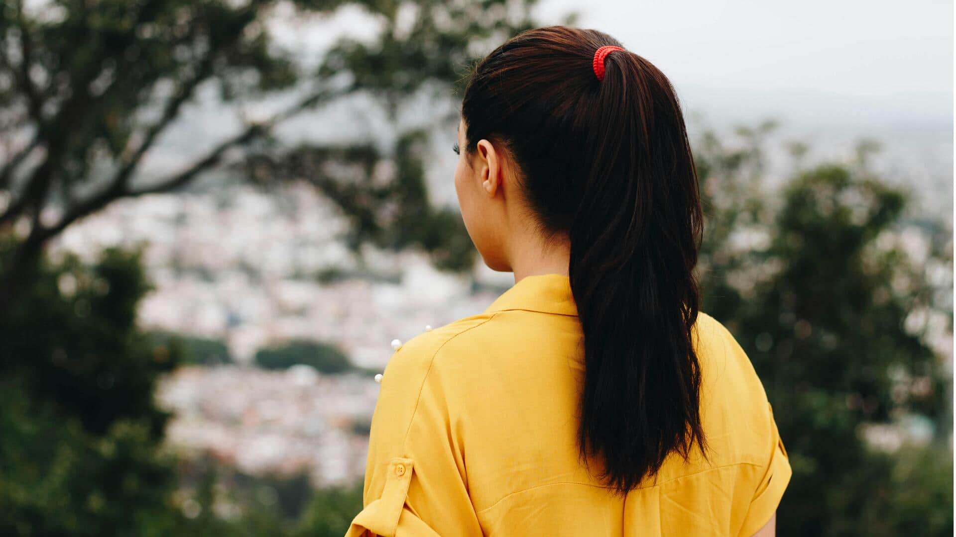 एक हेयर टाई से बनाएं ये 5 आसान और स्टाइलिश हेयरस्टाइल्स, लगेंगी खूबसूरत