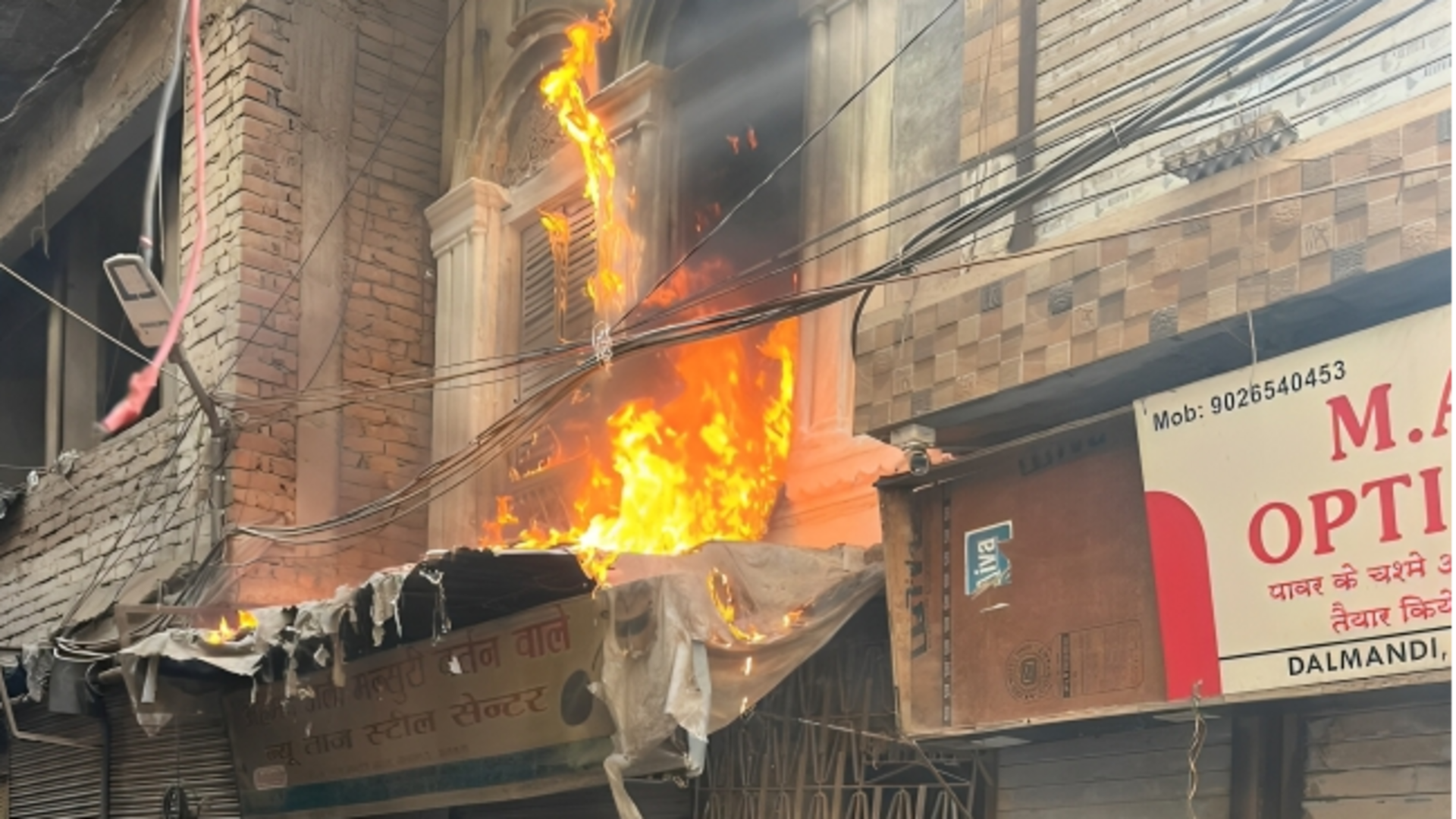 वाराणसी: तोड़फोड़ के विरोध में युवक ने आग लगाने की कोशिश की