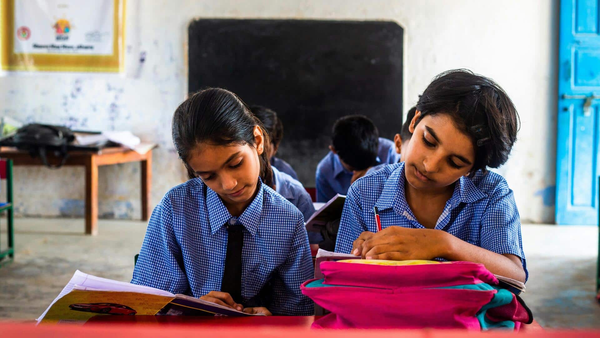 बच्चों पर अच्छे अंक लाने का न डालें दबाव, इससे टूट सकता है उनका मनोबल 
