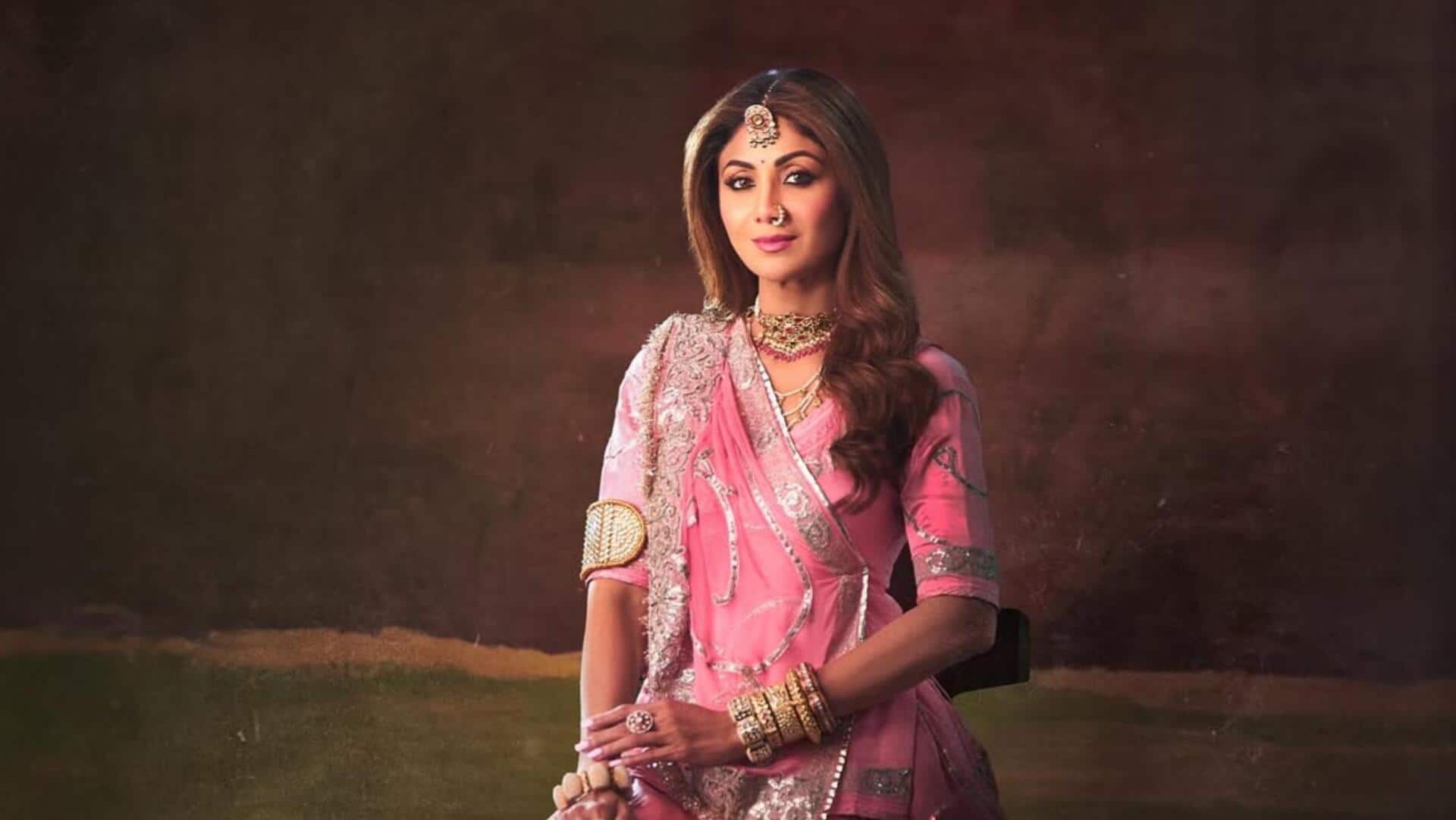 शिल्पा शेट्टी ने पहनी गुलाबी रंग की राजस्थानी पोशाक, कीमत जानकर चौंक जाएंगे आप शिल्पा शेट्टी ने पहनी गुलाबी रंग की राजस्थानी पोशाक, कीमत जानकर चौंक जाएंगे आप
