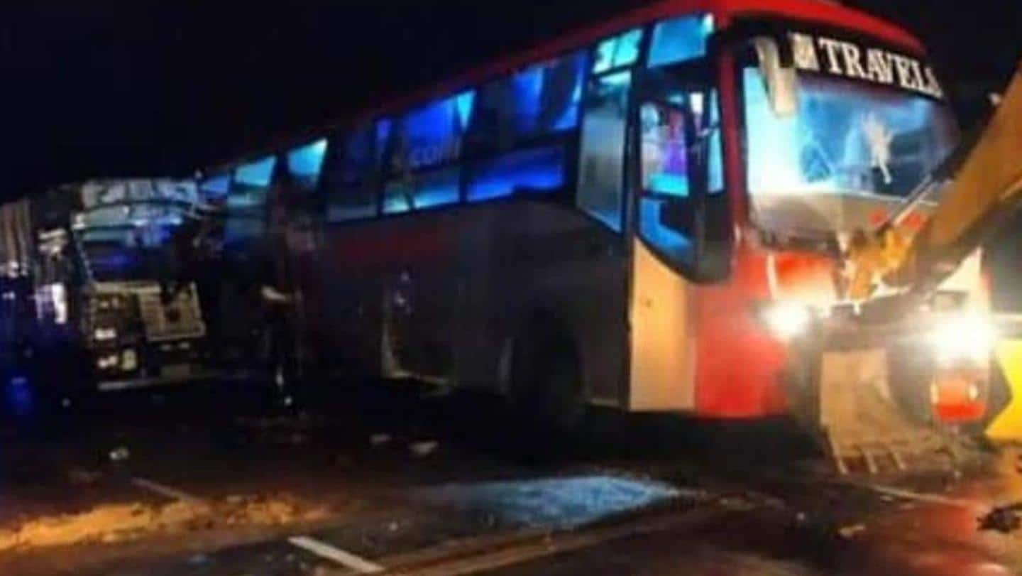 बाराबंकी: सड़क किनारे खड़ी डबल डेकर बस से टकराया ट्रक, 18 लोगों की मौत