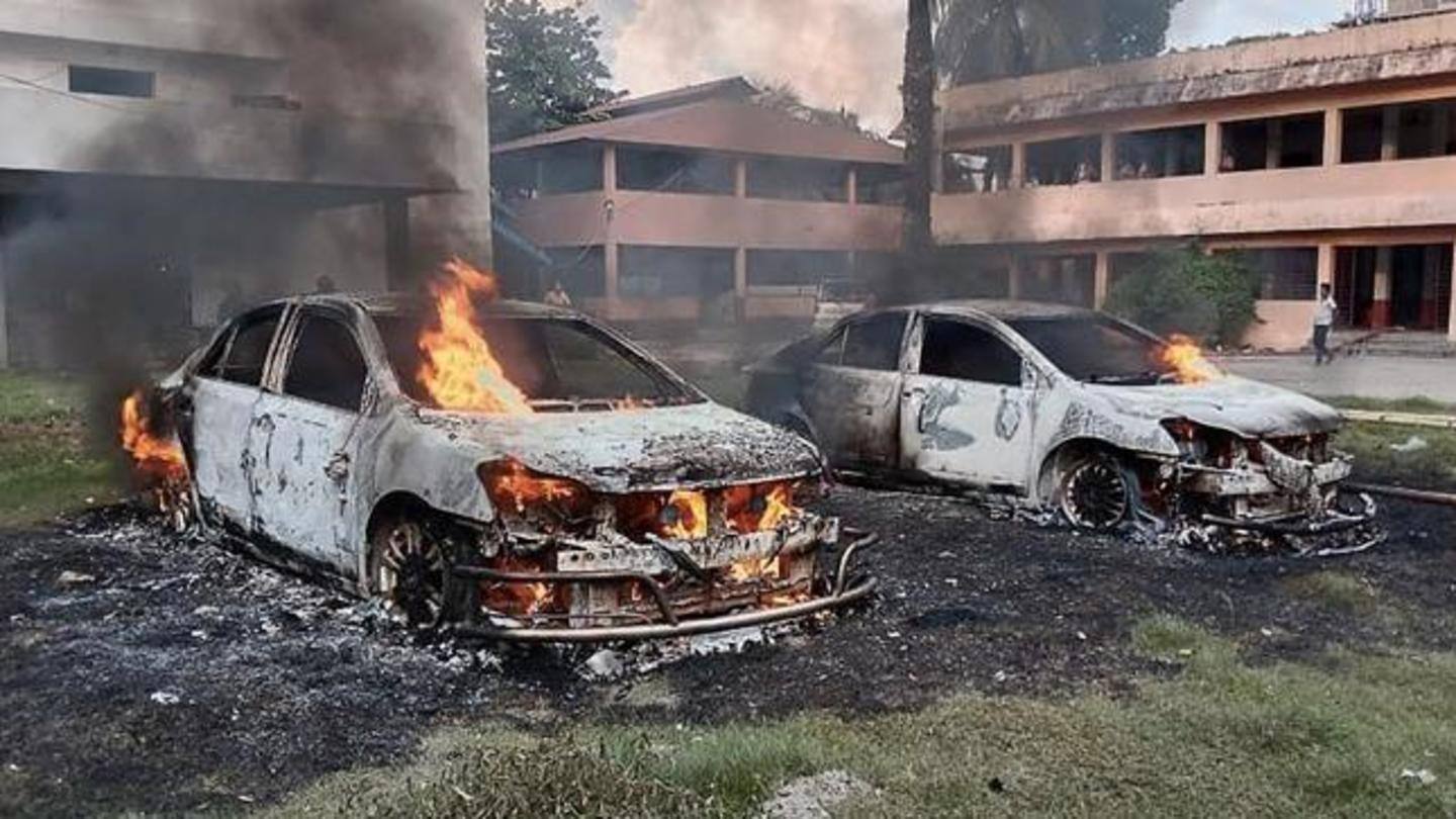 प्रदर्शनकारियों ने रंगपुर जिले में 29 घरों को लगाई आग प्रदर्शनकारियों ने रंगपुर जिले में 29 घरों को लगाई आग