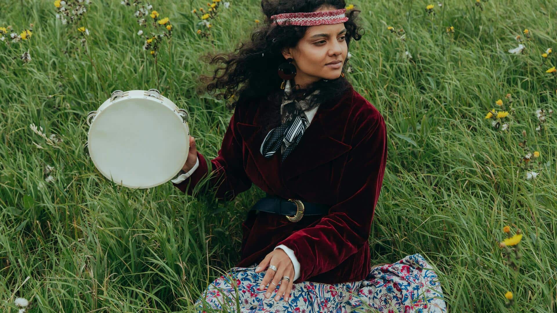 सर्दियों में वेलवेट जैकेट को इन 5 तरीकों से करें स्टाइल, दिखेंगी खूबसूरत