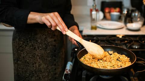 खाना बनाना सीखना चाहते हैं? इन 5 तरीकों से बढ़ाएं अपनी रसोई की काबिलियत