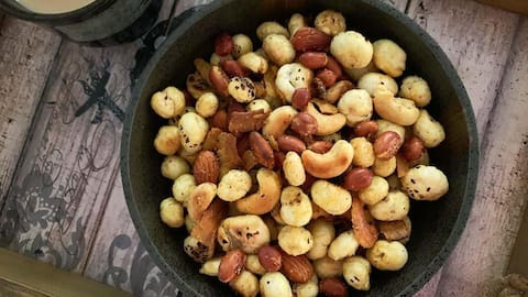 मूंगफली बनाम मखाना बनाम मिक्स नट्स: जानिए इनमें से वजन घटाने के लिए क्या है बेहतर