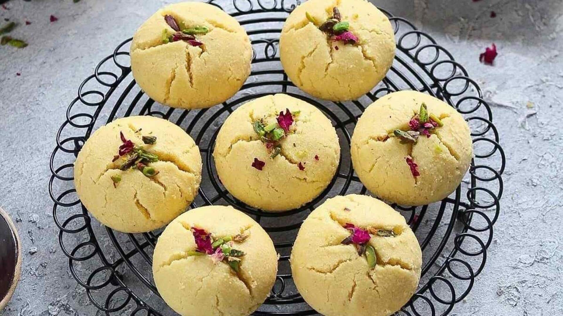मीठा खाने का मन करता है? इन 5 भारतीय मिठाइयों को बनाकर खाएं
