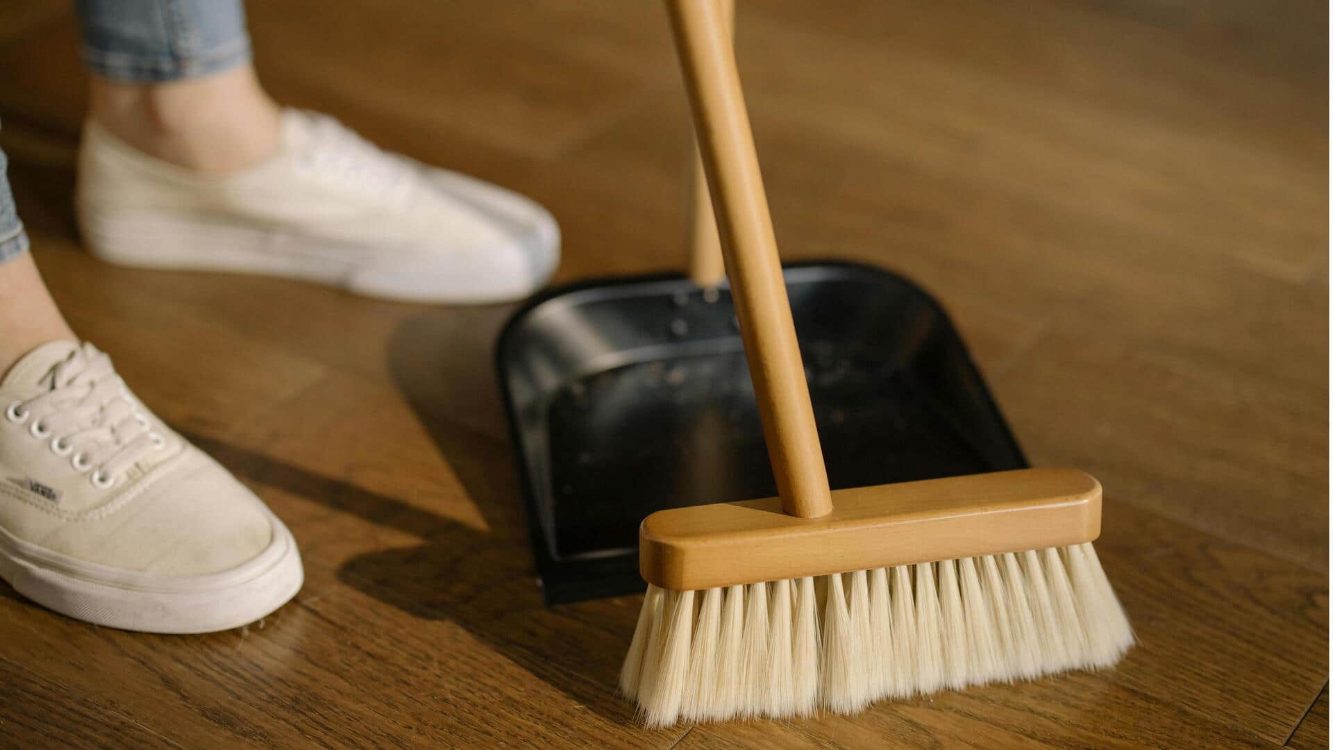 फर्श को साफ करने के लिए अपनाएं ये 5 आसान और प्रभावी तरीके