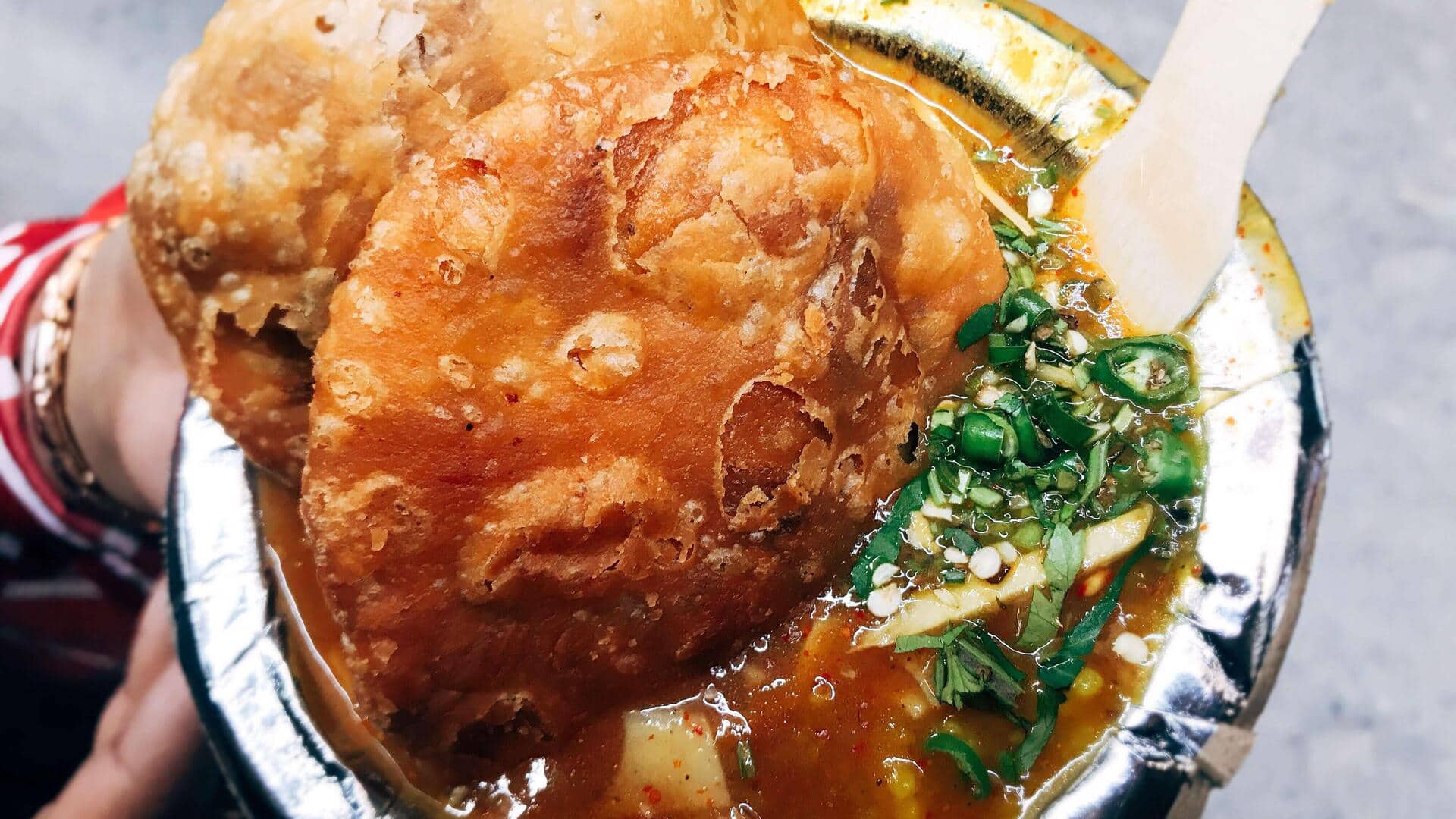 दिल्ली की इन 5 जगहों पर जाकर जरूर खाएं ये स्ट्रीट फूड, आएगा मजा