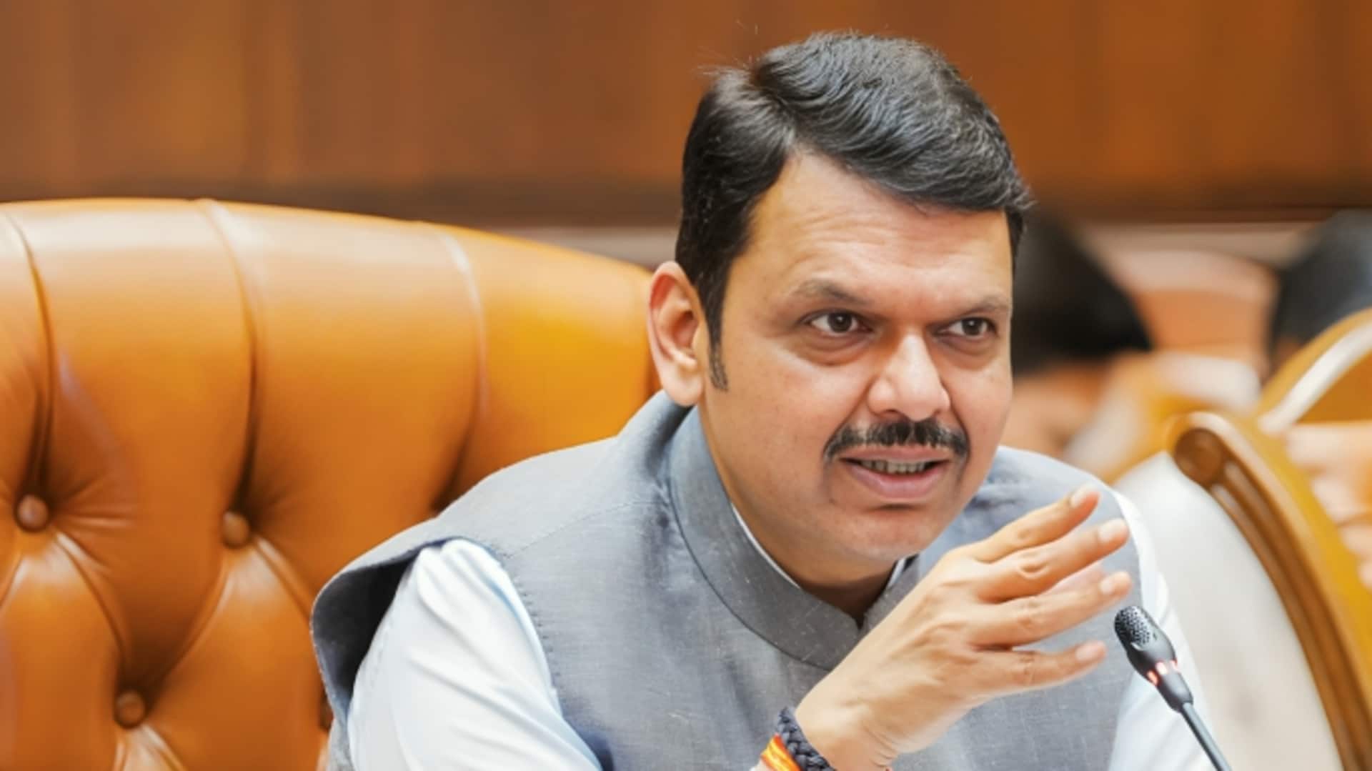 शिवसेना विधायक द्वारा कैंटीन कर्मचारी को पीटने पर मुख्यमंत्री देवेंद्र फडणवीस बोले- यह अस्वीकार्य, कार्रवाई हो 