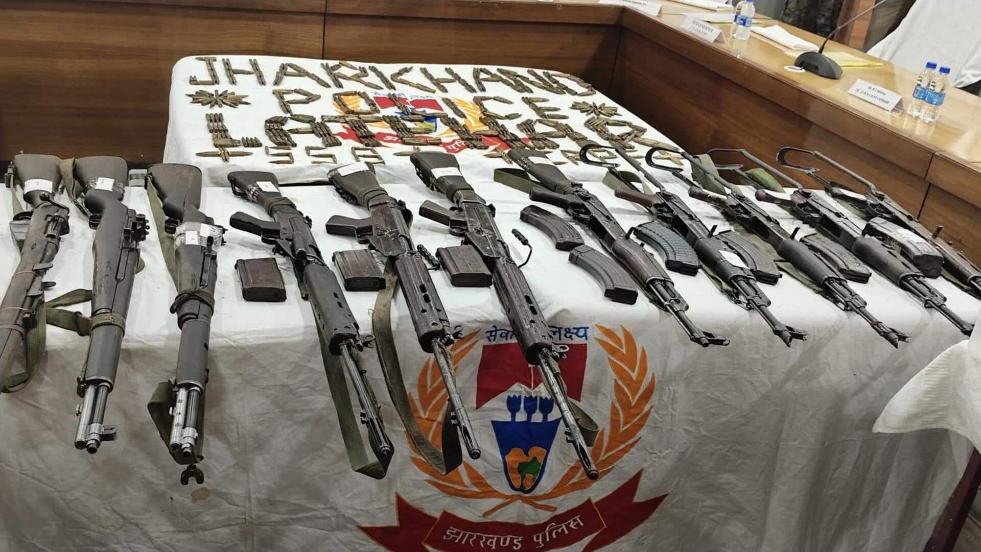 झारखंड में 23 लाख के इनामी 9 नक्सलियों ने आत्मसमर्पण किया, AK-47 समेत कई हथियार सौंपे झारखंड में 23 लाख के इनामी 9 नक्सलियों ने आत्मसमर्पण किया, AK-47 समेत कई हथियार सौंपे