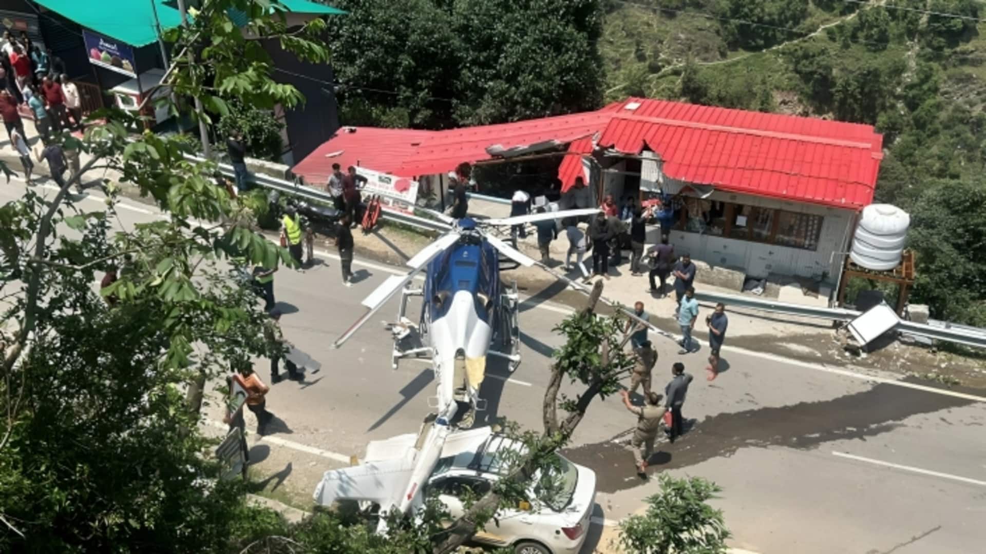 उत्तराखंड के रूद्रप्रयाग में सड़क पर हेलीकॉप्टर की आपात लैंडिंग, बाल-बाल बचे तीर्थयात्री उत्तराखंड के रूद्रप्रयाग में सड़क पर हेलीकॉप्टर की आपात लैंडिंग, बाल-बाल बचे तीर्थयात्री