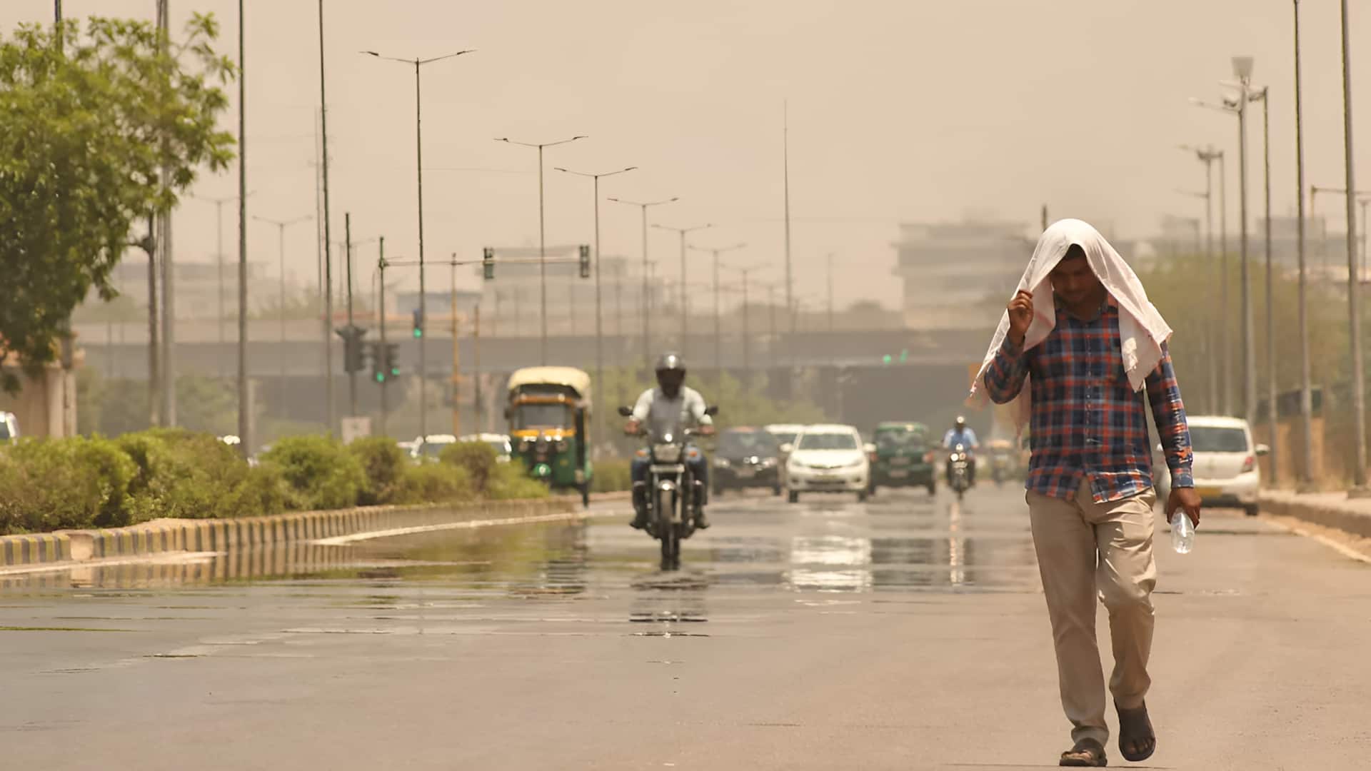 दिल्ली से गुजरात तक पारा 40 डिग्री के पार, अंधड़-बारिश का भी अलर्ट