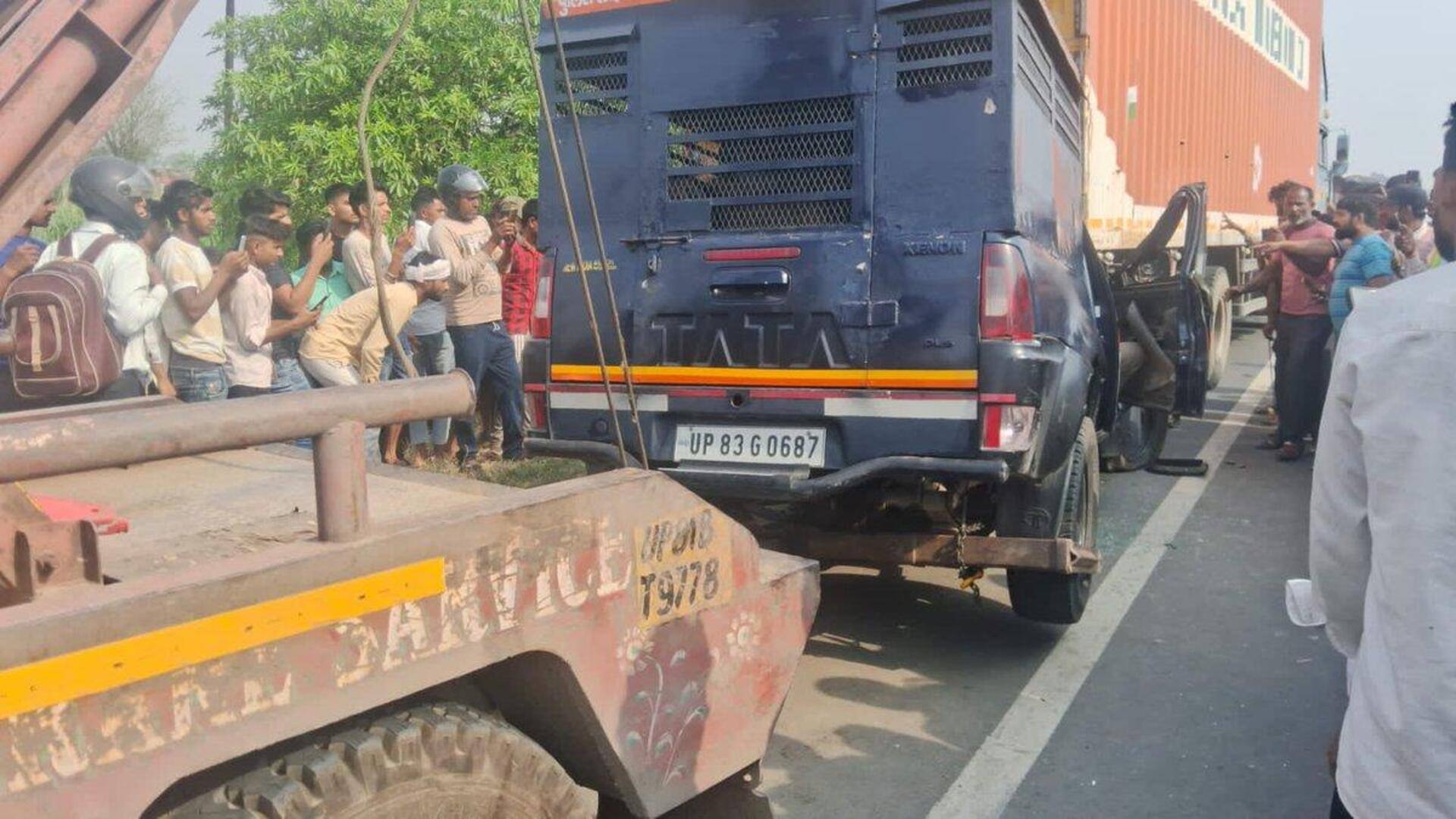 अलीगढ़ में पुलिस वाहन ट्रक से टकराया, दरोगा-कैदी समेत 5 पुलिसकर्मियों की मौत अलीगढ़ में पुलिस वाहन ट्रक से टकराया, दरोगा-कैदी समेत 5 पुलिसकर्मियों की मौत