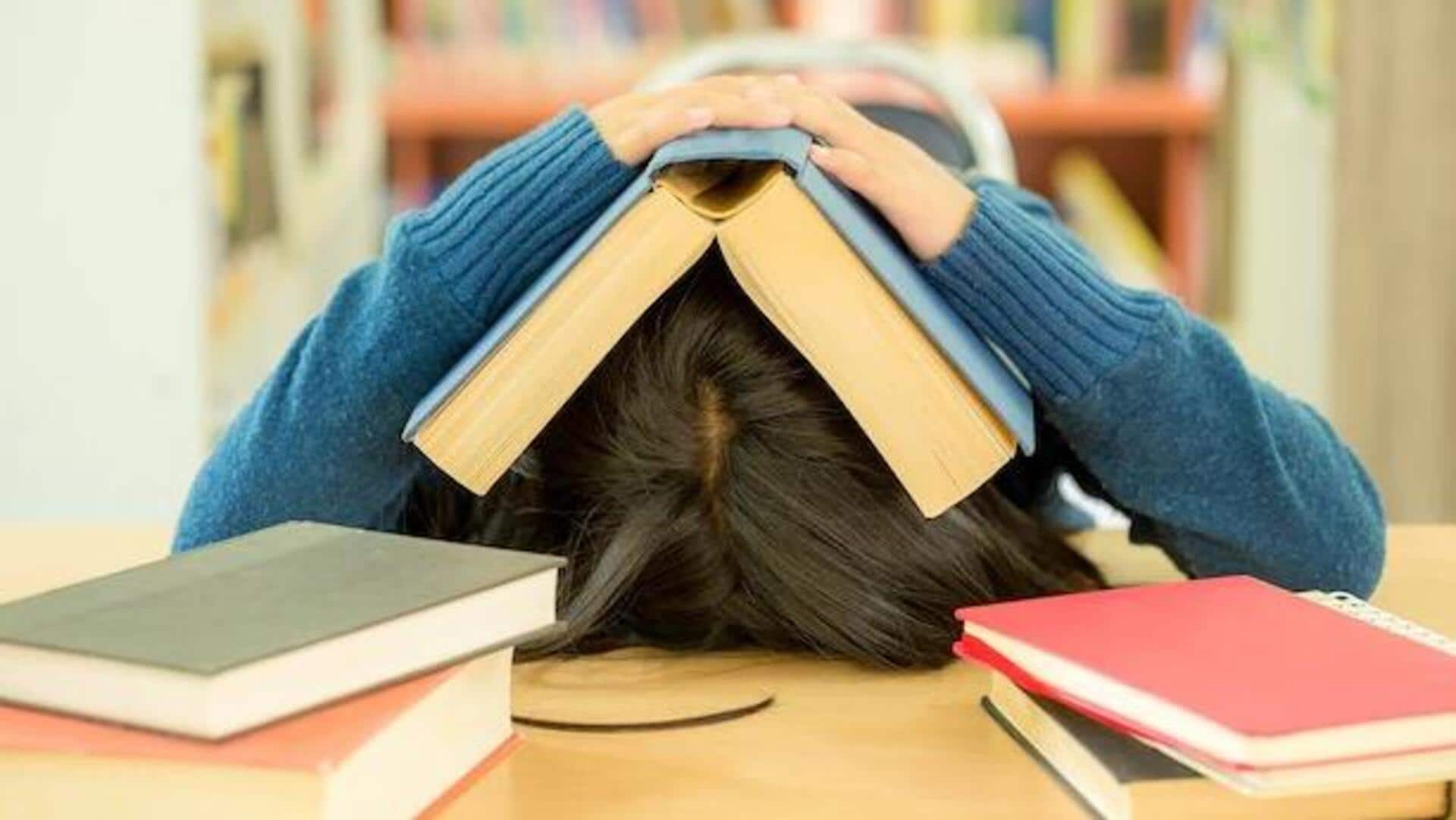 पढ़ाई करते समय आती है नींद? इन तरीकों से दूर करें आलस