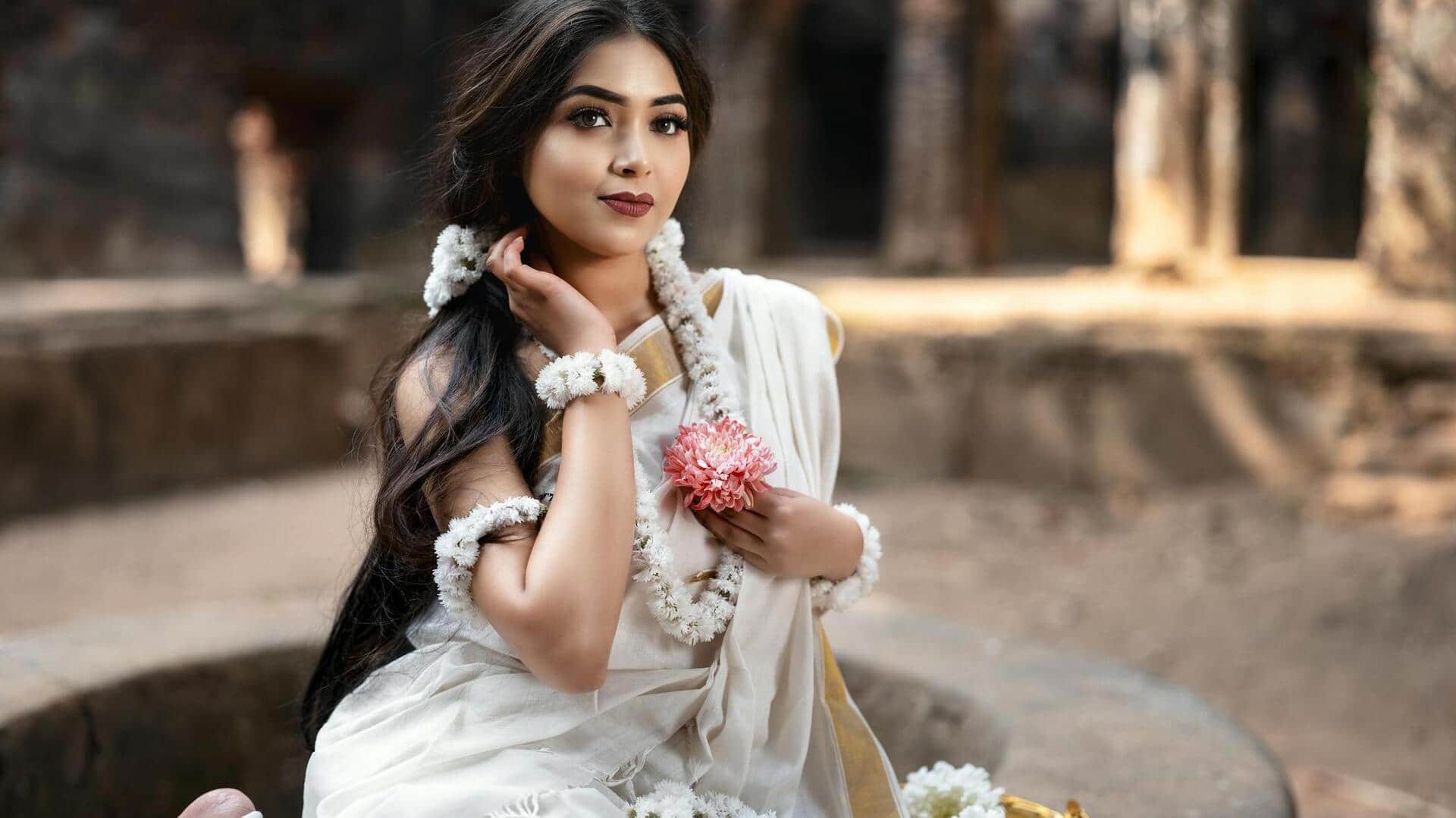 साड़ी के साथ बनाएं ये हेयरस्टाइल, लगेंगी सबसे ज्यादा खूबसूरत साड़ी के साथ बनाएं ये हेयरस्टाइल, लगेंगी सबसे ज्यादा खूबसूरत