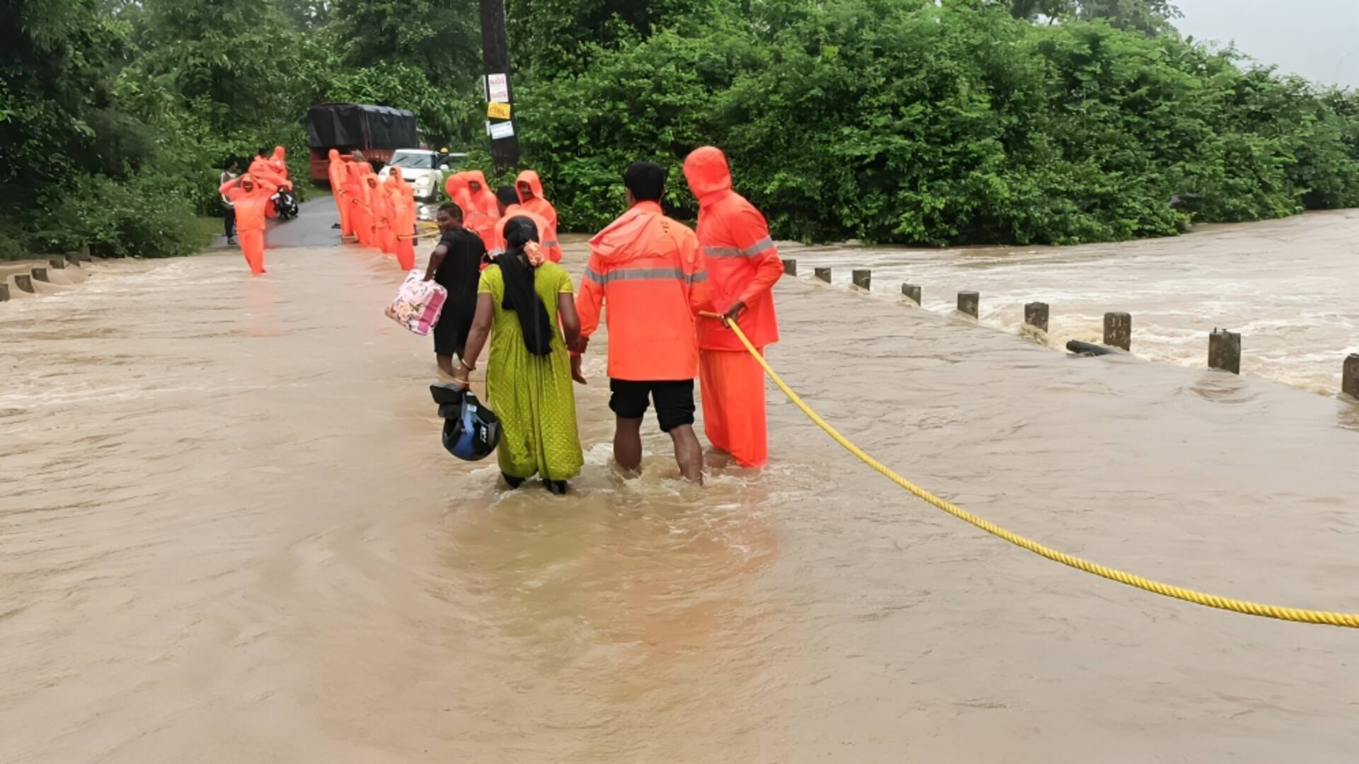 तेलंगाना: बाढ़ से सड़क मार्ग कटा, गर्भवती महिला को कंधे पर नदी पार कराकर पहुंचाया अस्पताल तेलंगाना: बाढ़ से सड़क मार्ग कटा, गर्भवती महिला को कंधे पर नदी पार कराकर पहुंचाया अस्पताल