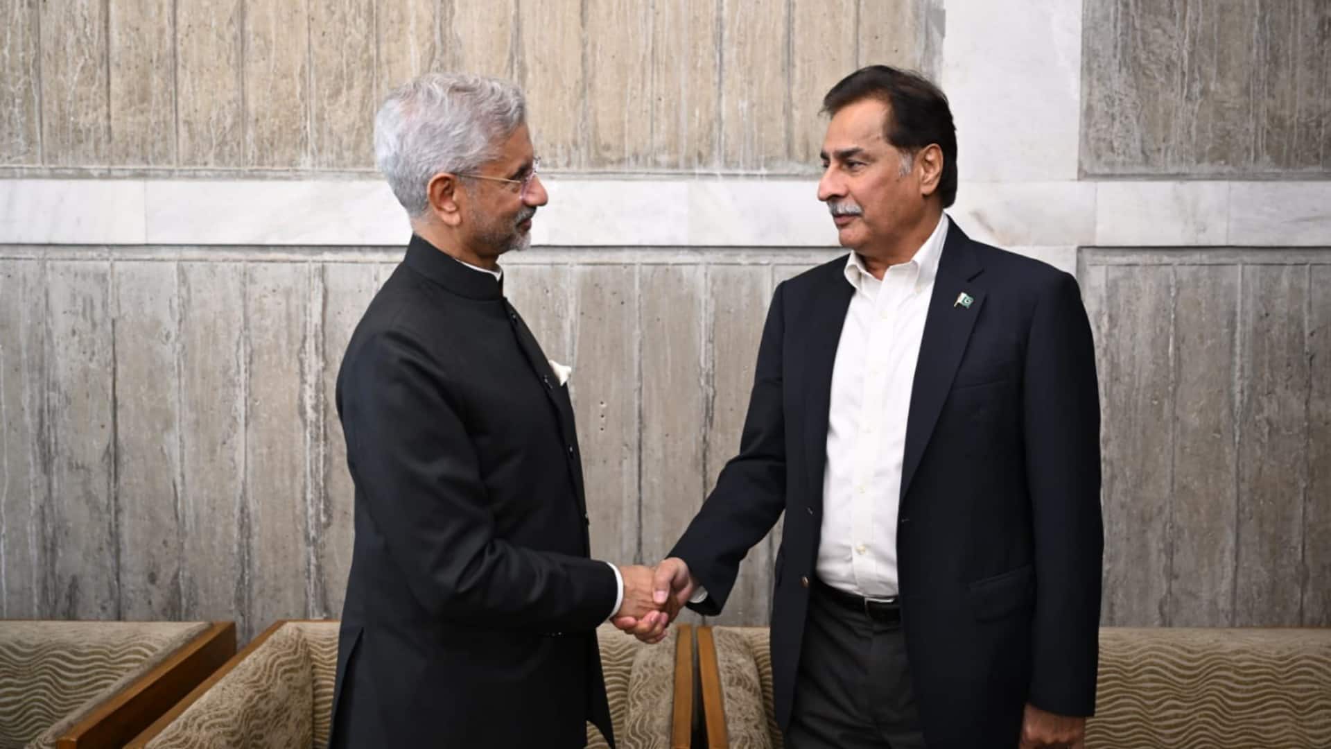 विदेश मंत्री जयशंकर ने ढाका में पाकिस्तानी नेशनल असेंबली के स्पीकर से की मुलाकात