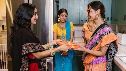 वयस्कों के लिए दोस्ती निभाना हो सकता है रोमांटिक रिश्ते से ज्यादा कठिन, जानिए क्यों