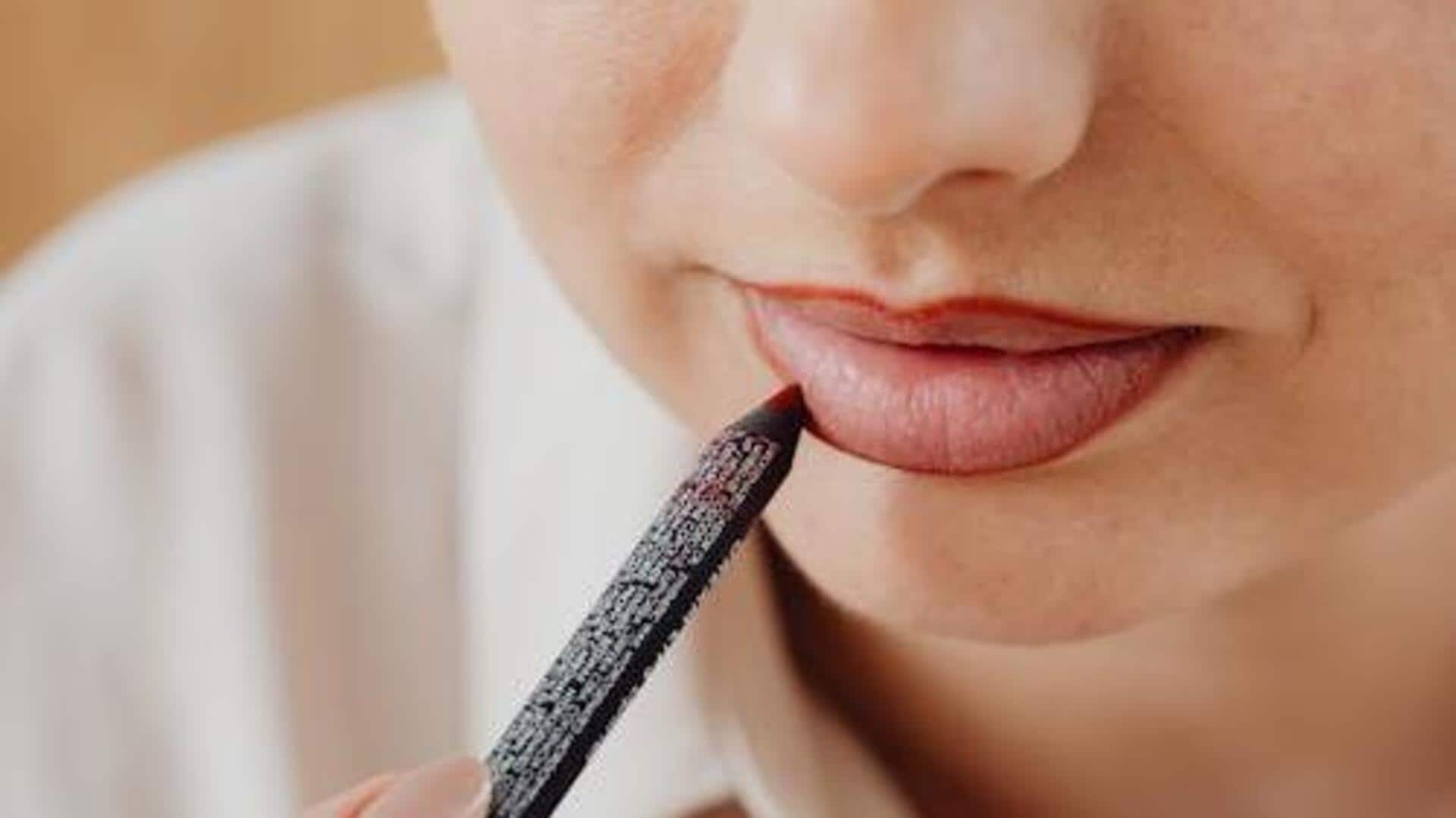 लिपस्टिक लगाने से पहले लगाएं लिप लाइनर, पूरे लुक पर आएगा निखार
