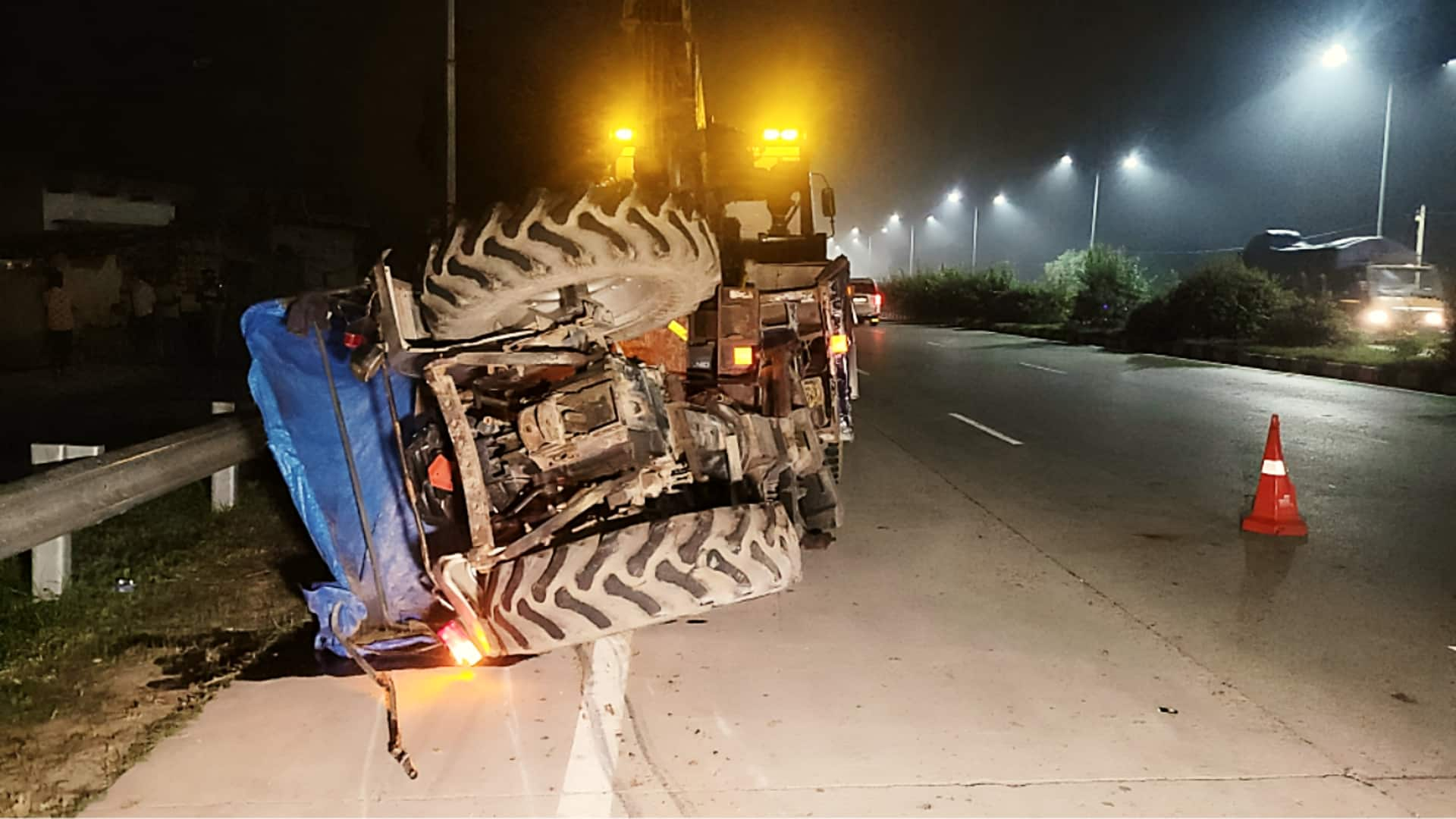 उत्तर प्रदेश: मिर्जापुर में ट्रक और ट्रैक्टर की भीषण टक्कर, 10 मजदूरों की मौत