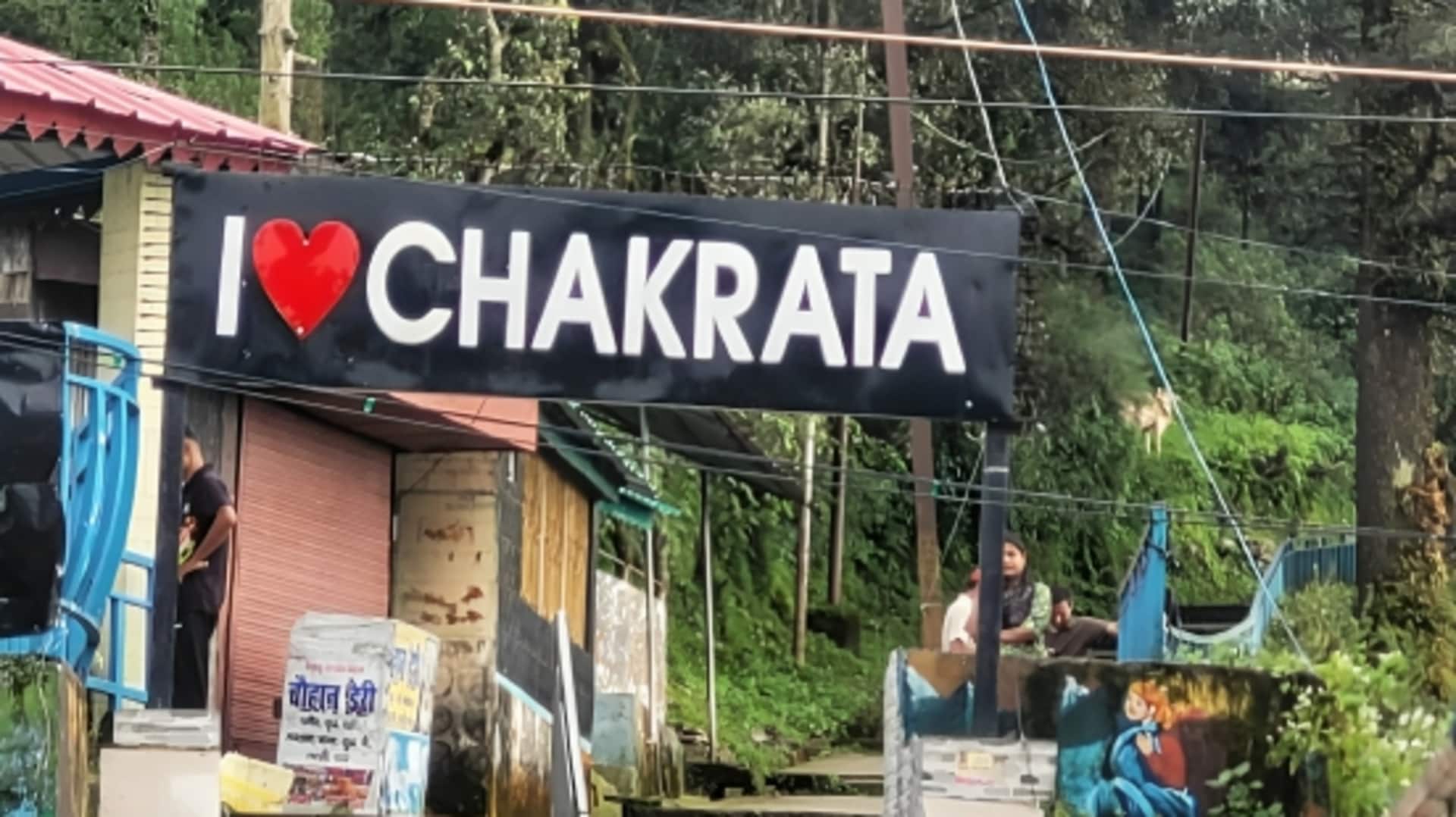 उत्तराखंड के देहरादून में झरने के नीचे नहाते समय पेड़ गिरा, 2 पर्यटकों की मौत