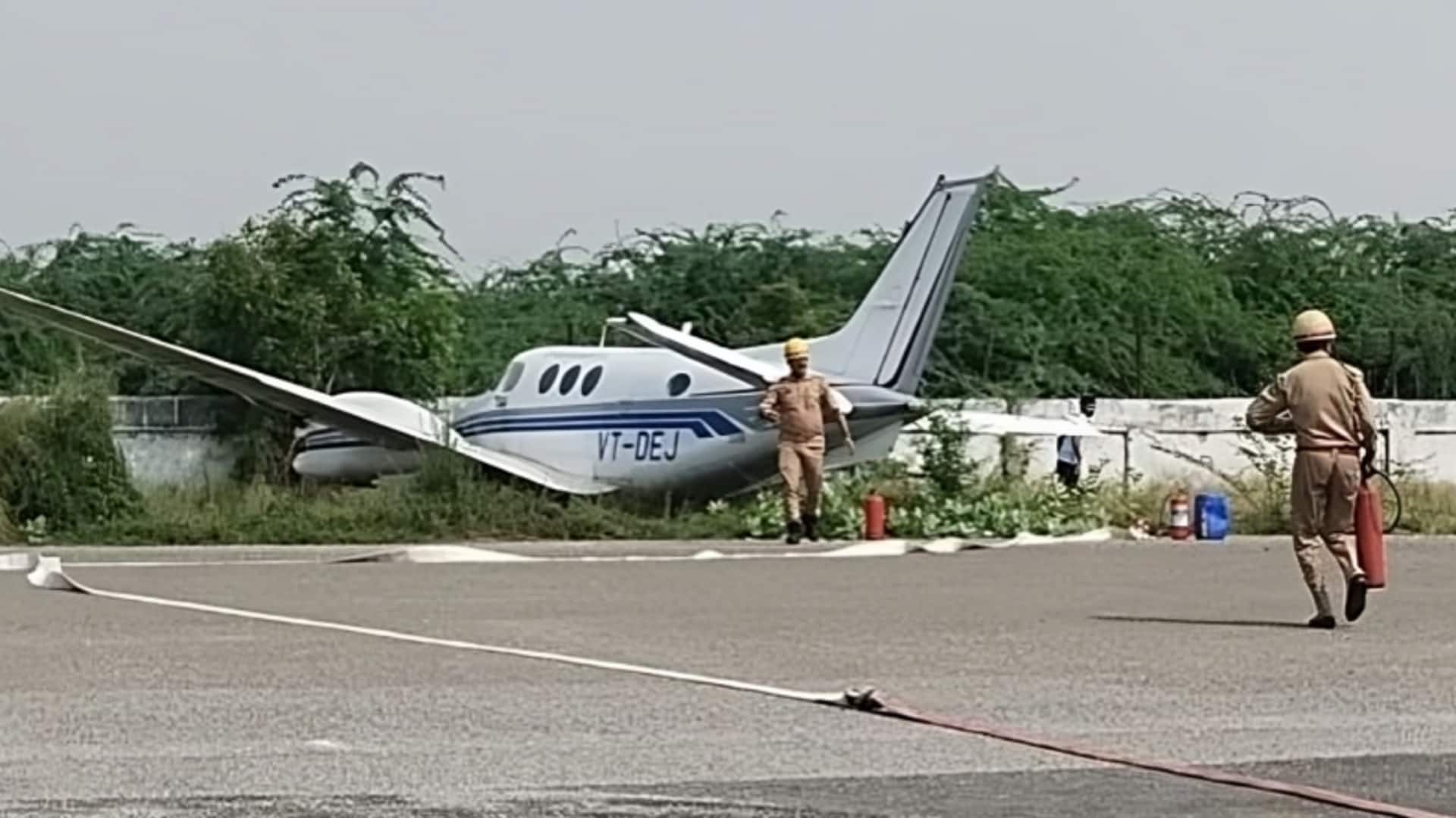 उत्तर प्रदेश के फर्रूखाबाद में उड़ते ही गिरा निजी विमान, 6 लोग थे सवार उत्तर प्रदेश के फर्रूखाबाद में उड़ते ही गिरा निजी विमान, 6 लोग थे सवार