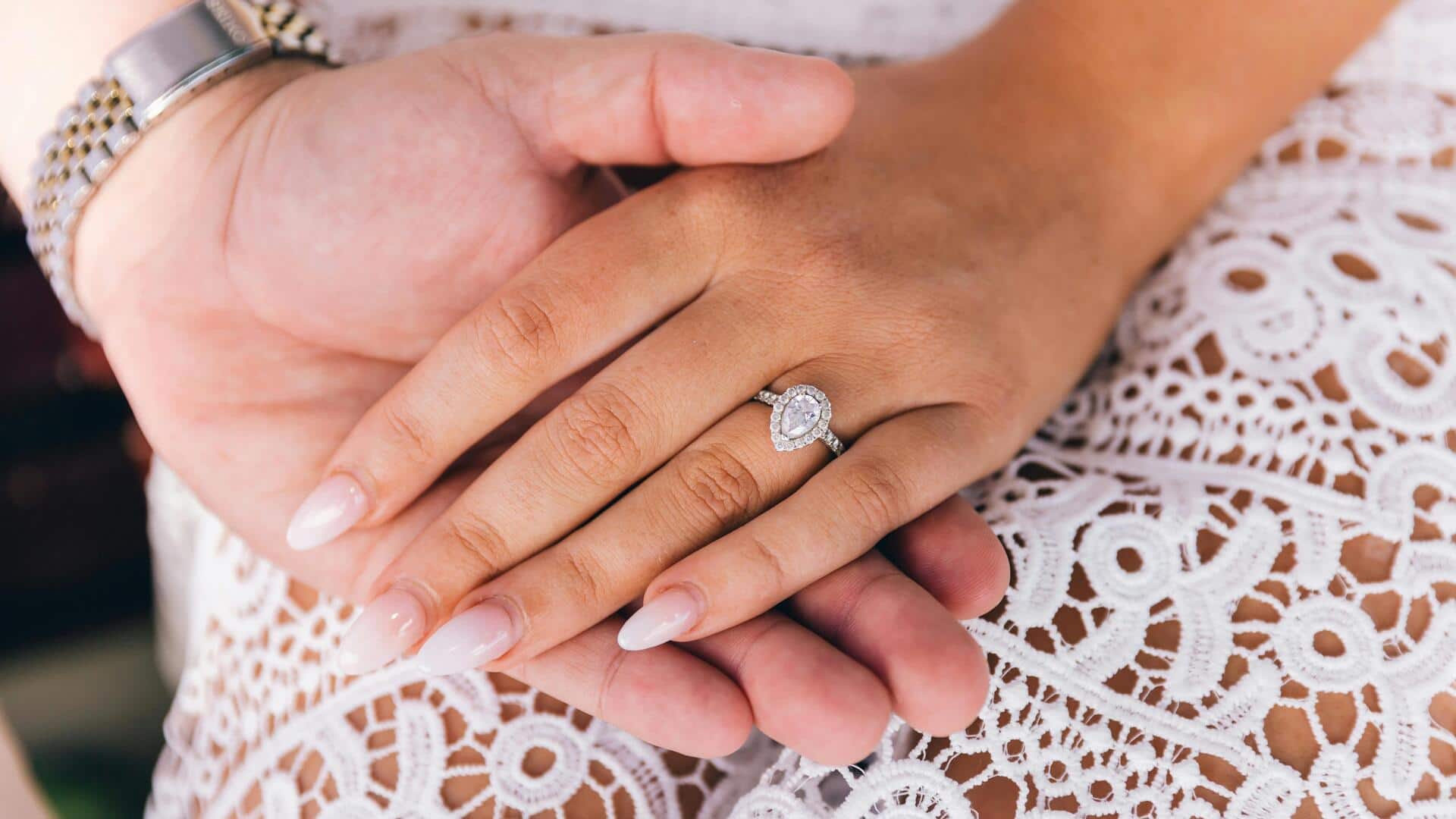 सगाई की अंगूठी खरीदने से पहले इन बातों का रखें ध्यान, होगा सही चयन