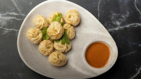 स्टीम मोमो को लोग मानते हैं बाकि जंक फूड की तुलना में स्वस्थ, जानिए क्यों 