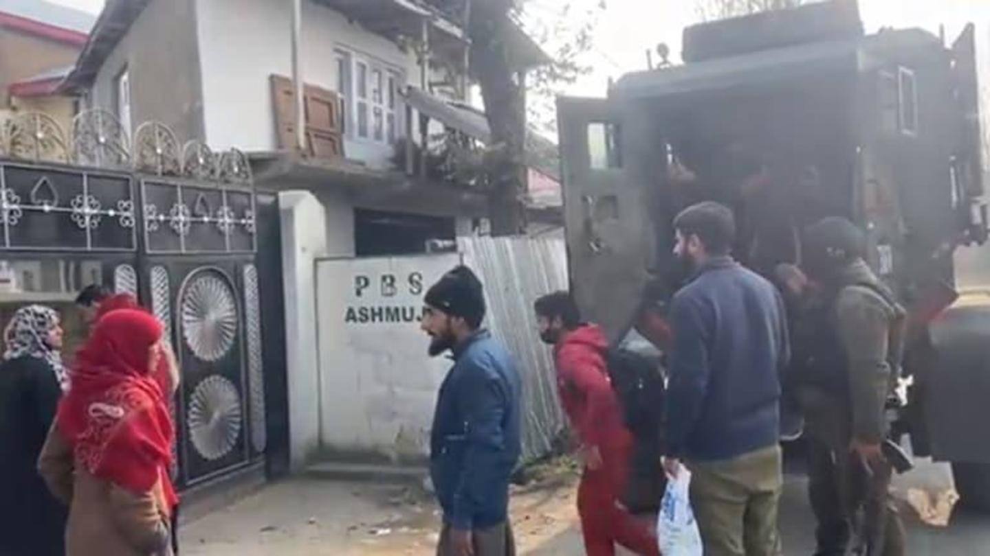 सेना ने आतंकियों के मुठभेड़ के साथ 60 लोगों को सुरक्षित निकाला सेना ने आतंकियों के मुठभेड़ के साथ 60 लोगों को सुरक्षित निकाला