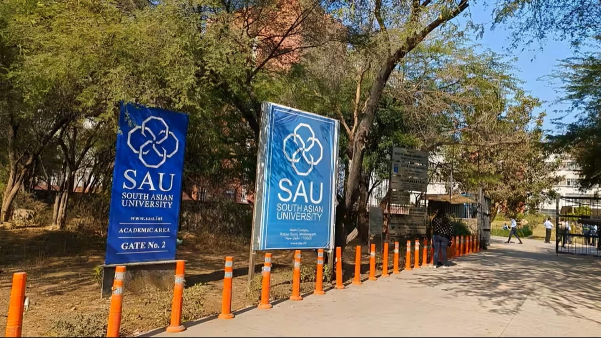 दिल्ली में साउथ एशियन विश्वविद्यालय की छात्रा से परिसर में सामूहिक बलात्कार का प्रयास दिल्ली में साउथ एशियन विश्वविद्यालय की छात्रा से परिसर में सामूहिक बलात्कार का प्रयास
