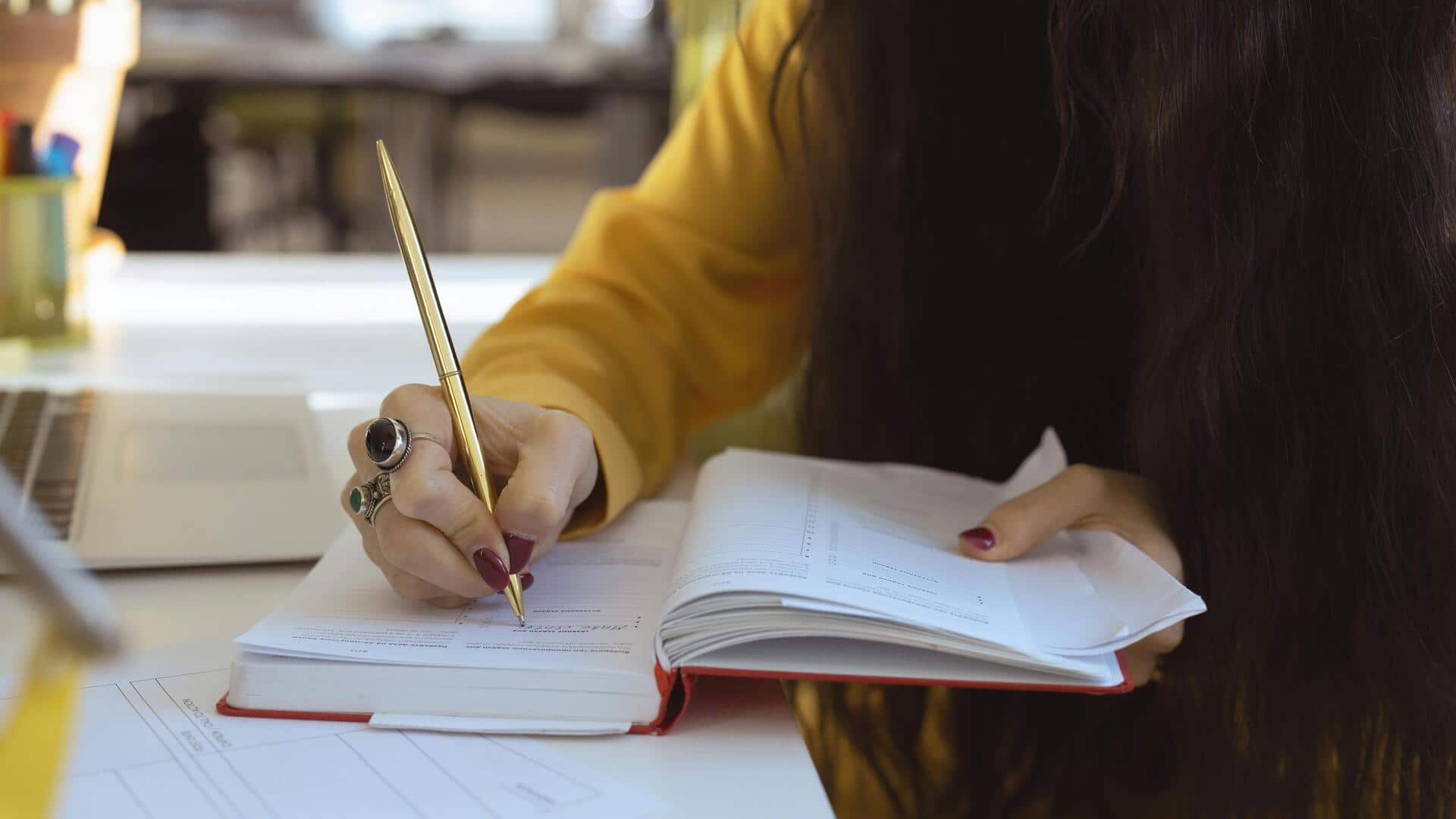 रात में सोने से पहले आत्म-चिंतन जर्नलिंग से बढ़ाएं सकारात्मक आदतें, शांत रहेगा मन