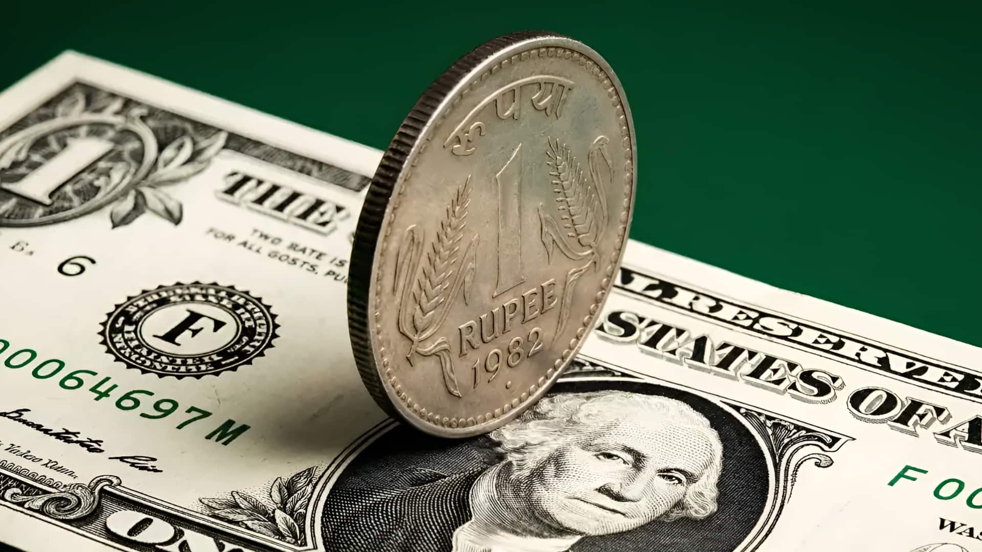 डॉलर के मुकाबले रिकॉर्ड निचले स्तर 93.94 पर पहुंचा रुपया, जानिए क्या है वजह