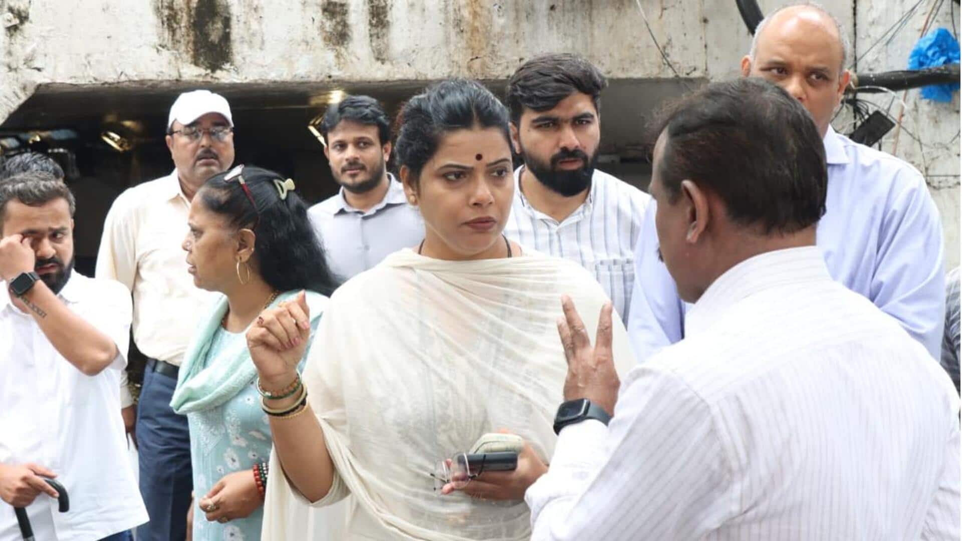 मुंबई की मेयर कर रही थीं जलभराव का निरीक्षण, तभी खुले मेनहोल में गिरा BMC कर्मचारी