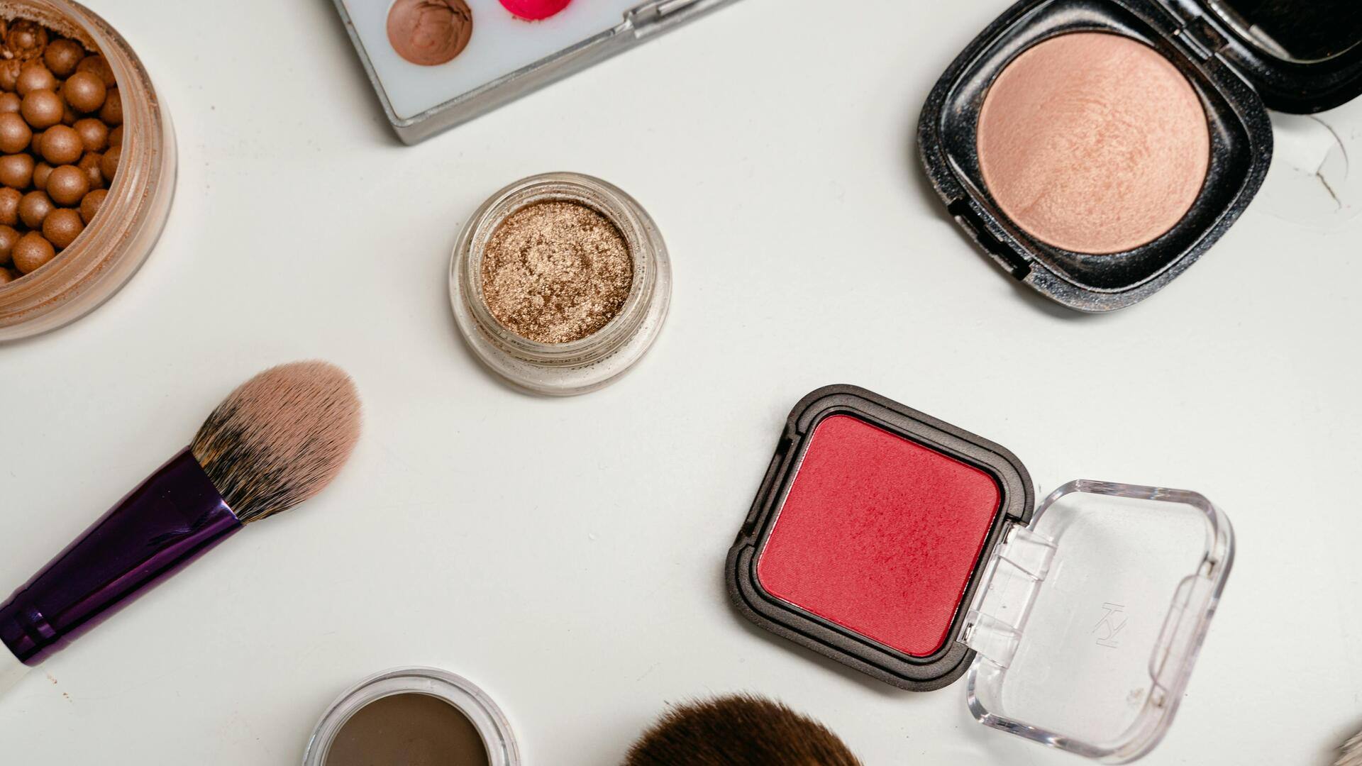 रूखी त्वचा पर मेकअप करने के लिए अपनाएं ये तरीके, लंबे समय तक चमकता रहेगा चेहरा