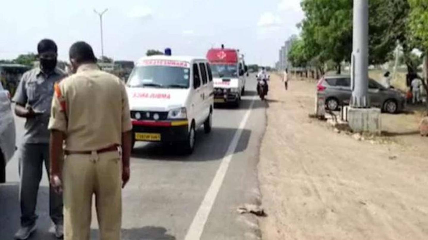 गरिकापाडु चौकी पर लगी एंबुलेंसों की भीड़ गरिकापाडु चौकी पर लगी एंबुलेंसों की भीड़