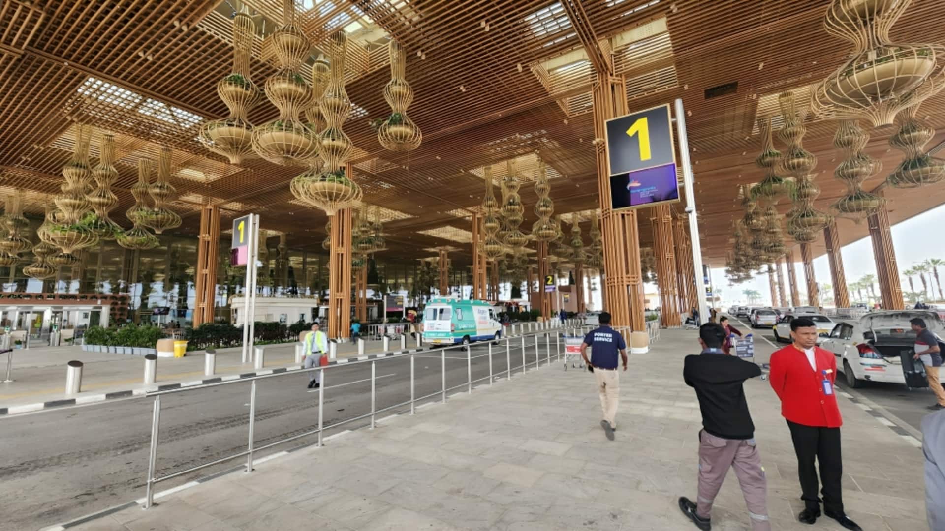 बेंगलुरु हवाई अड्डे पर टैक्स चालक ने चाकू लेकर 2 लोगों को दौड़ाया, CISF ने पकड़ा