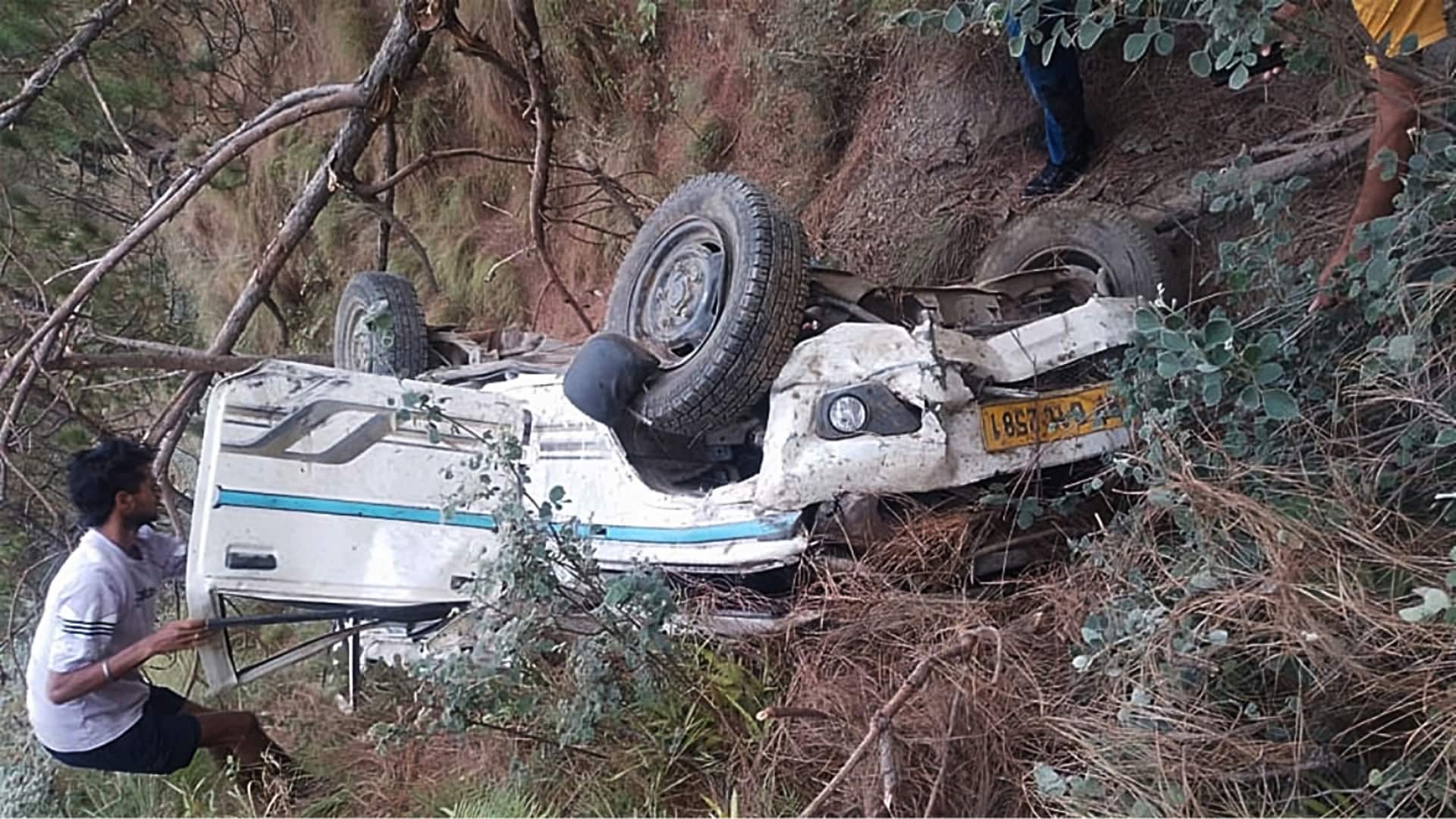 हिमाचल प्रदेश के चंबा में खाई में गिरी बोलेरो, एक गांव के 7 लोगों की मौत