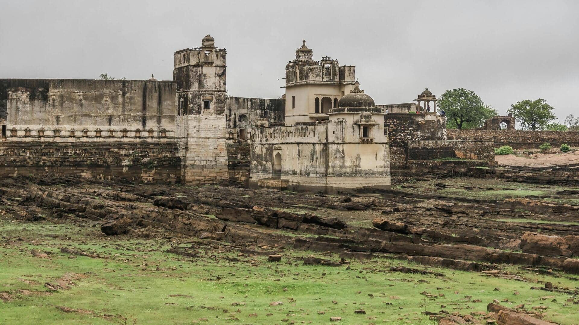 राजस्थान का चित्तौड़गढ़ किला है बहुत खूबसूरत, जानिए यहां के प्रमुख आकर्षण