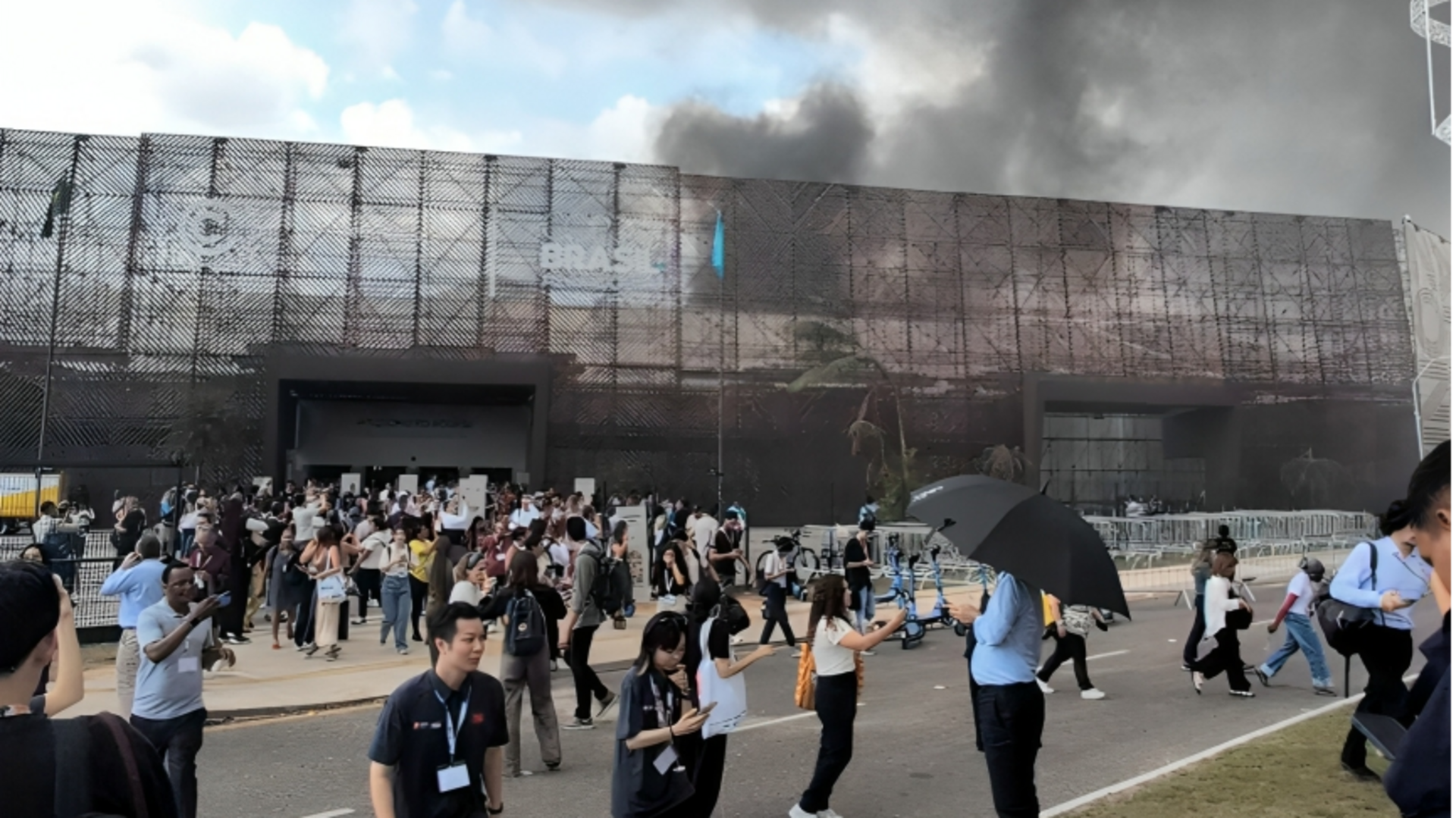 ब्राजील में COP30 जलवायु शिखर सम्मेलन के आयोजन स्थल पर लगी भीषण आग, अफरा-तफरी मची