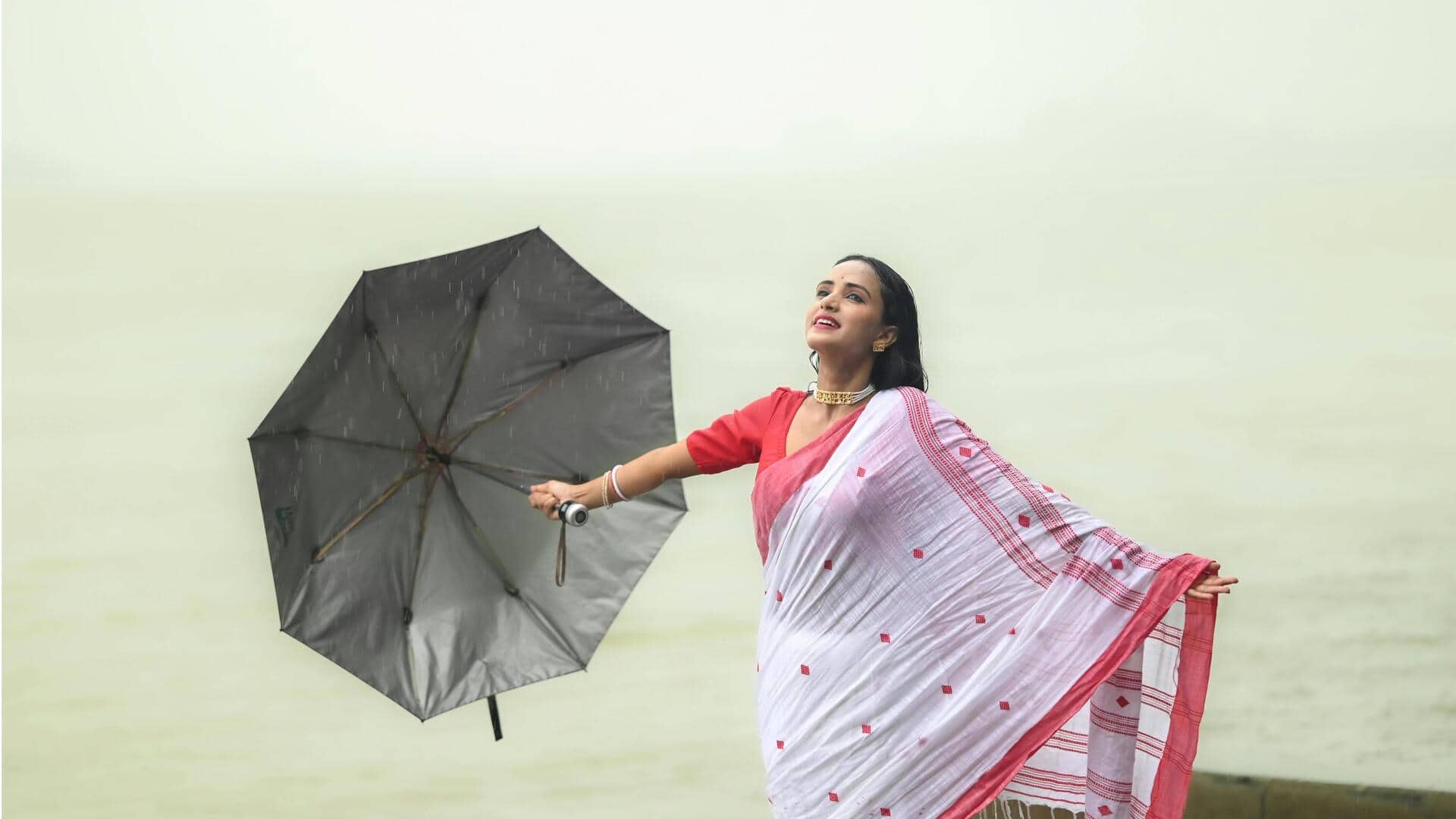 मानसून के दौरान पहनें ये 5 रंग के कपड़े, इस मौसम में लगते हैं बेहतरीन