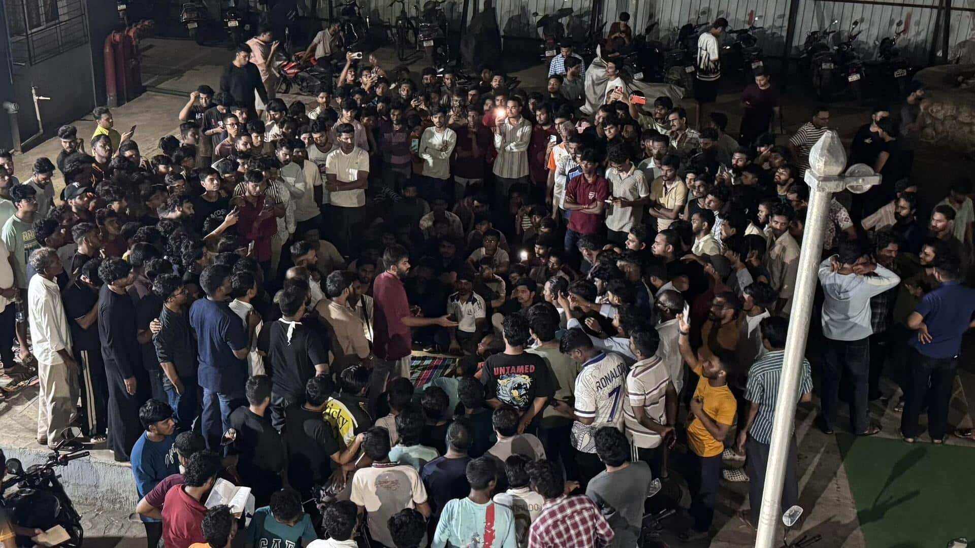 मुंबई के मरीन ड्राइव पर नारे लिखे तख्तियों के साथ दिखे अभिजीत दिपके, हिरासत में लिया